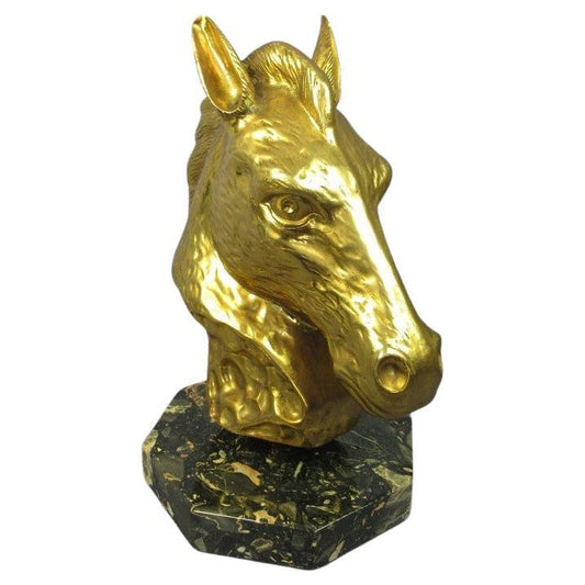 Lussuosa scultura in bronzo in figura di cavallo dorato con base in marmo XIX
