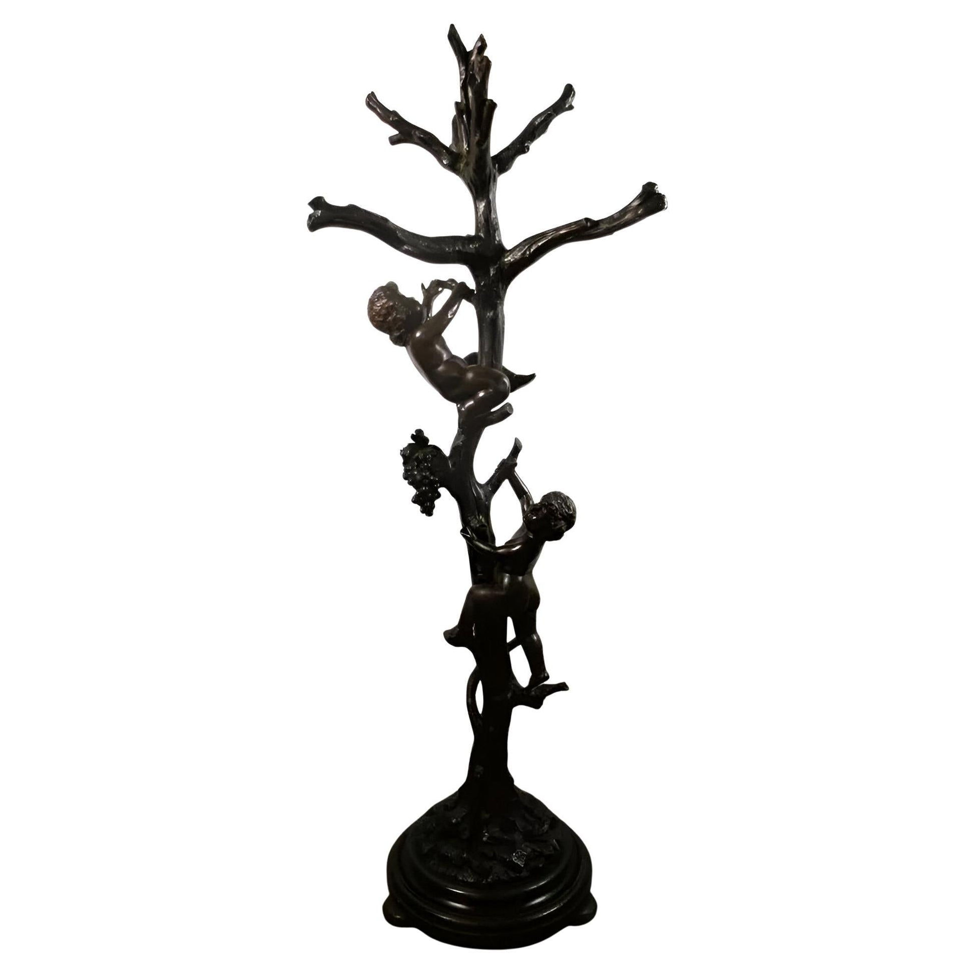 Scultura appendiabiti in legno intagliato con statua albero e due putti 1900