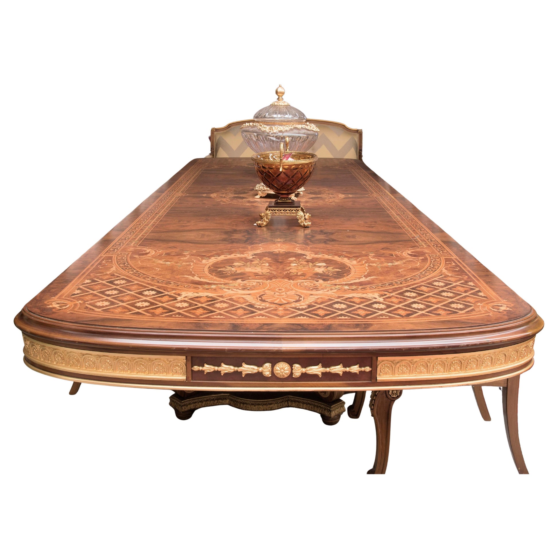 Maestuozo tavolo da pranzo francese in legno intarsiato più 10 sedie versailles