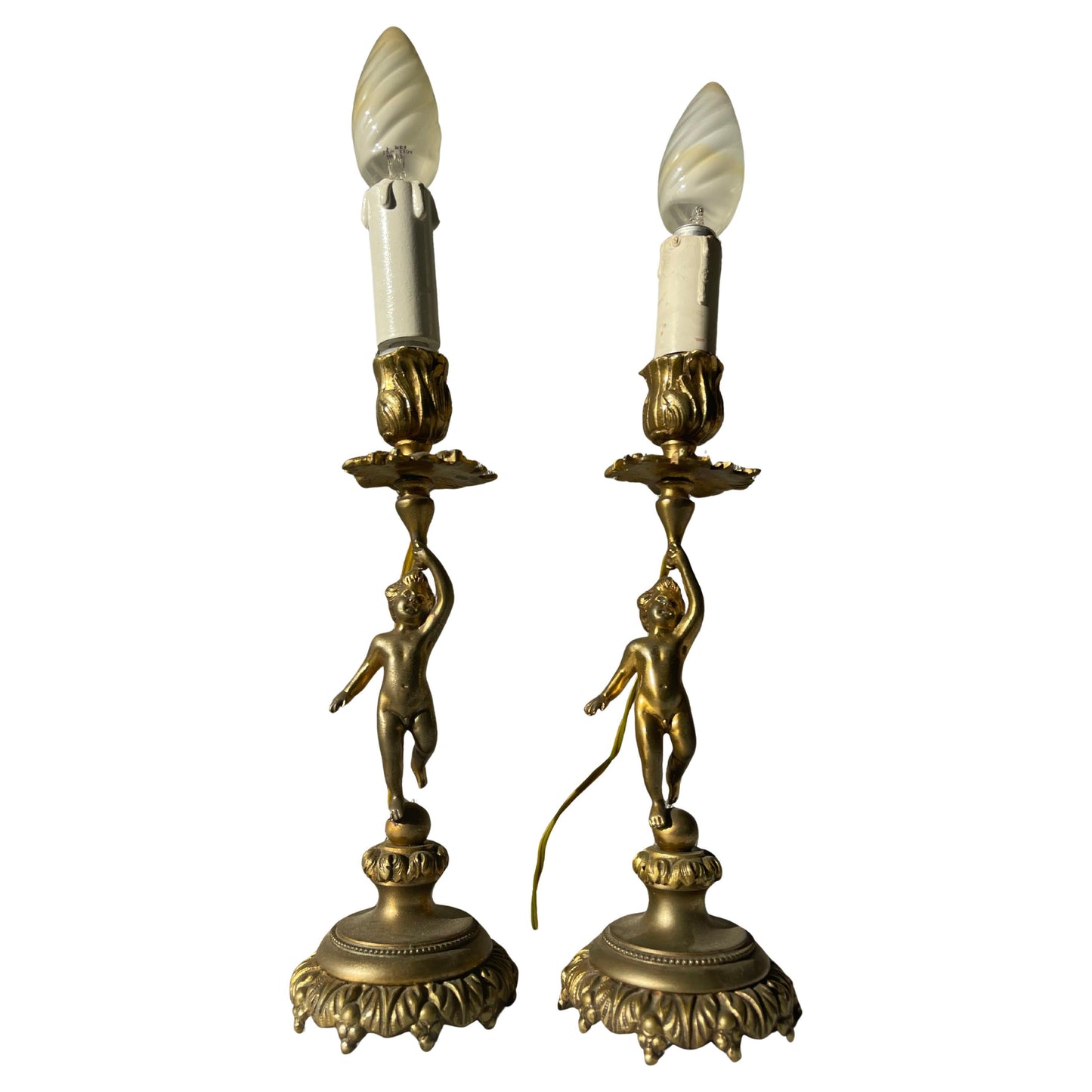 Coppia di candeliere putti francese in bronzo anni '80 con due faretti