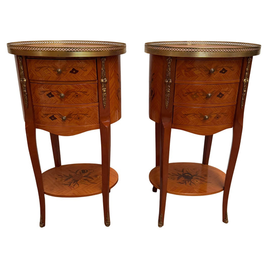 Coppia di comodini ovali francese in legno intarsiato stile luigi XV