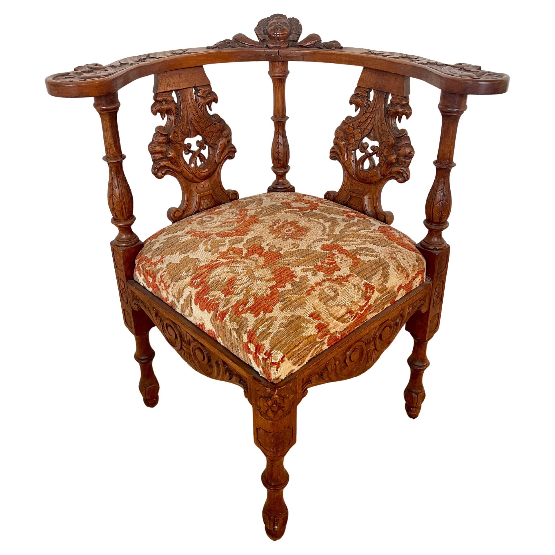 Poltrona angolare in stile vittoriano in legno intagliato anni '50 Italia