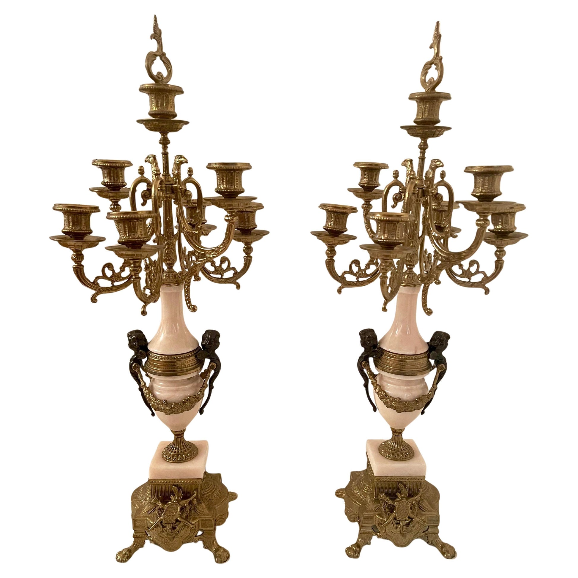 Coppia di candelieri in bronzo e marmo, stile francese, XX secolo