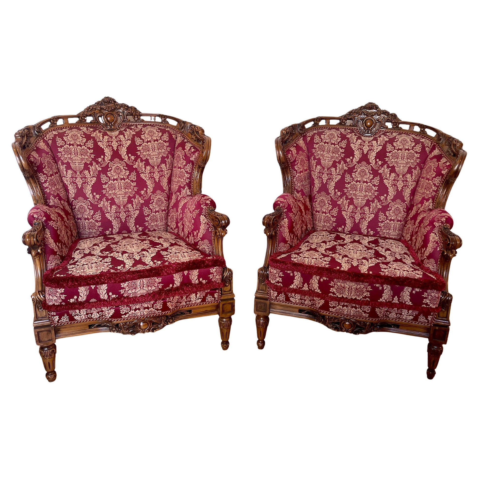 Coppia di poltrone italiane in legno intagliato in stile barocco degli anni '60