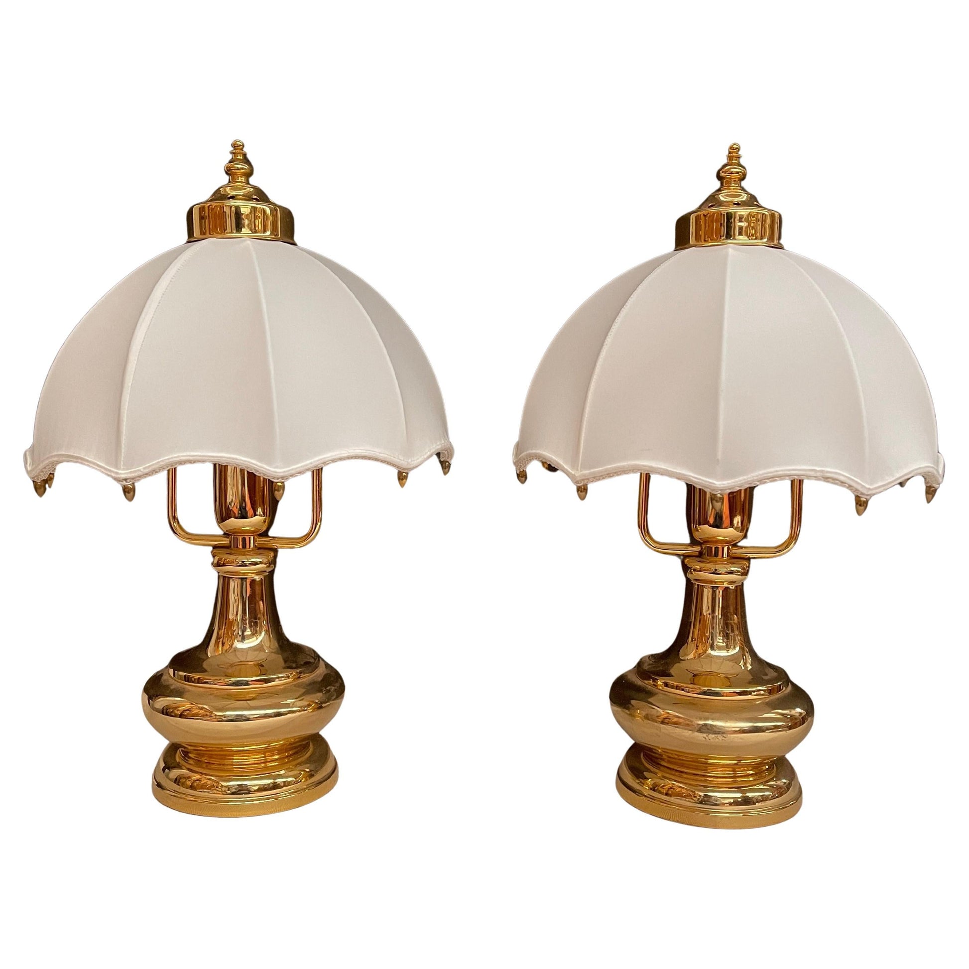 Coppia di lampade da tavolo in ottone e tessuto in stile classico italiano