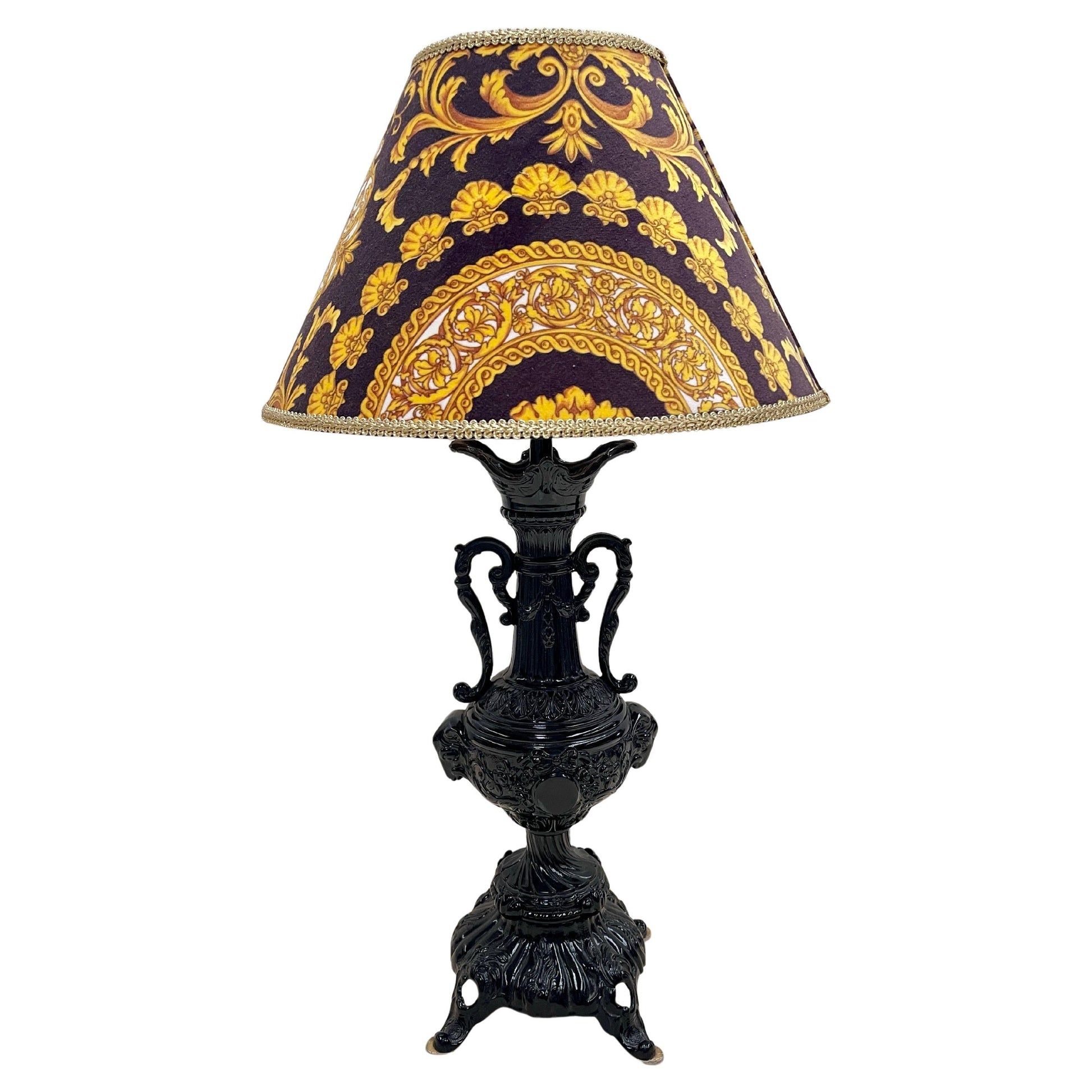Lampada da tavolo in ghisa con paralume decorativo in stile Barocco, XX secolo