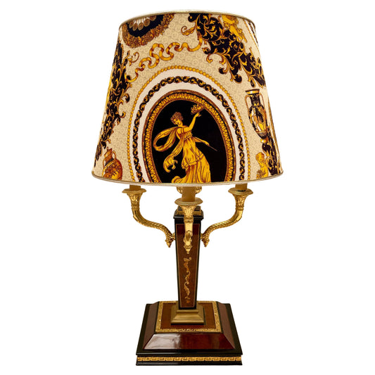 Lussuosa lampada da tavolo in stile Impero con paralume classico versailles