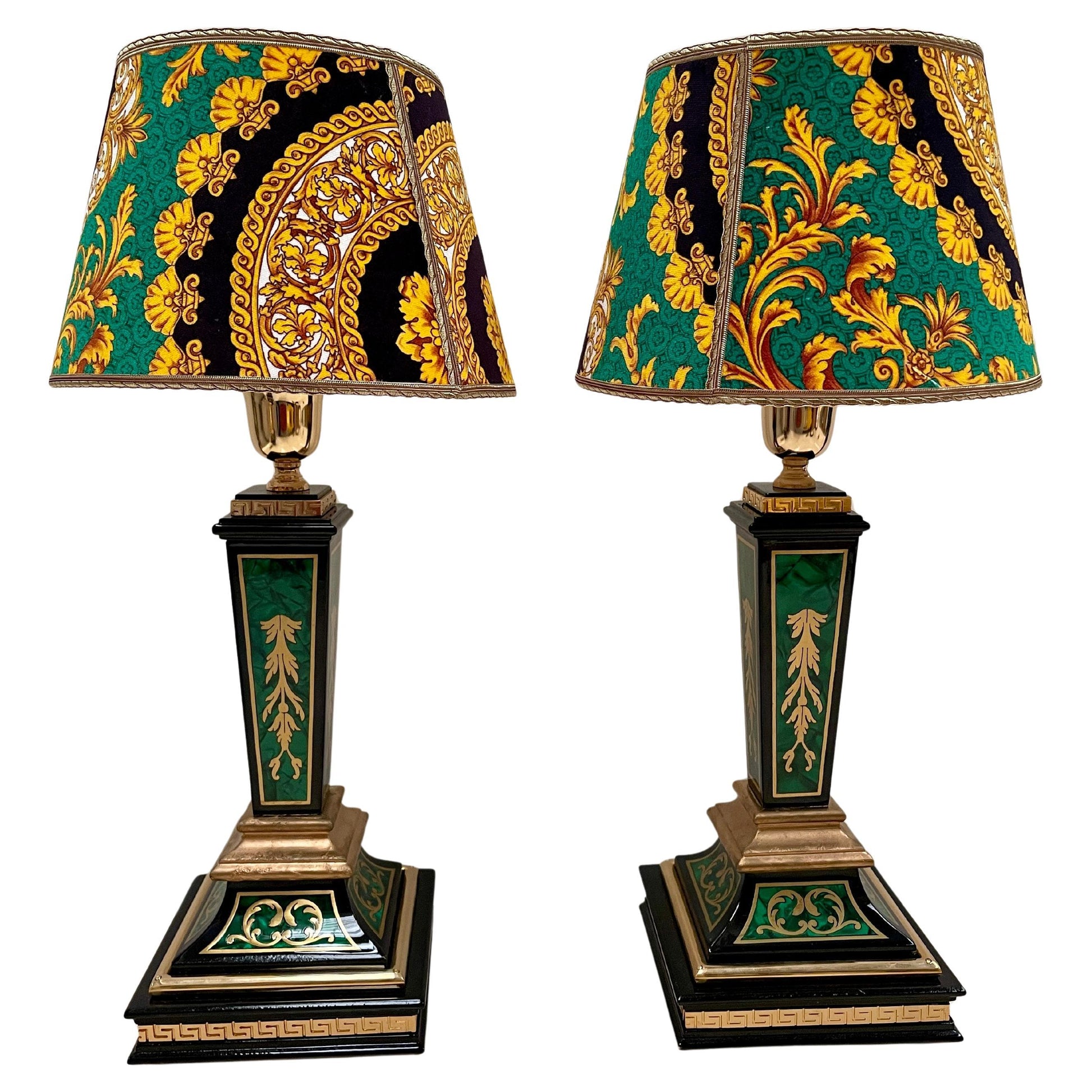 Lussuosa coppia di lampade da tavolo neoclassiche verdi del XX secolo