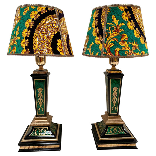 Lussuosa coppia di lampade da tavolo neoclassiche verdi del XX secolo
