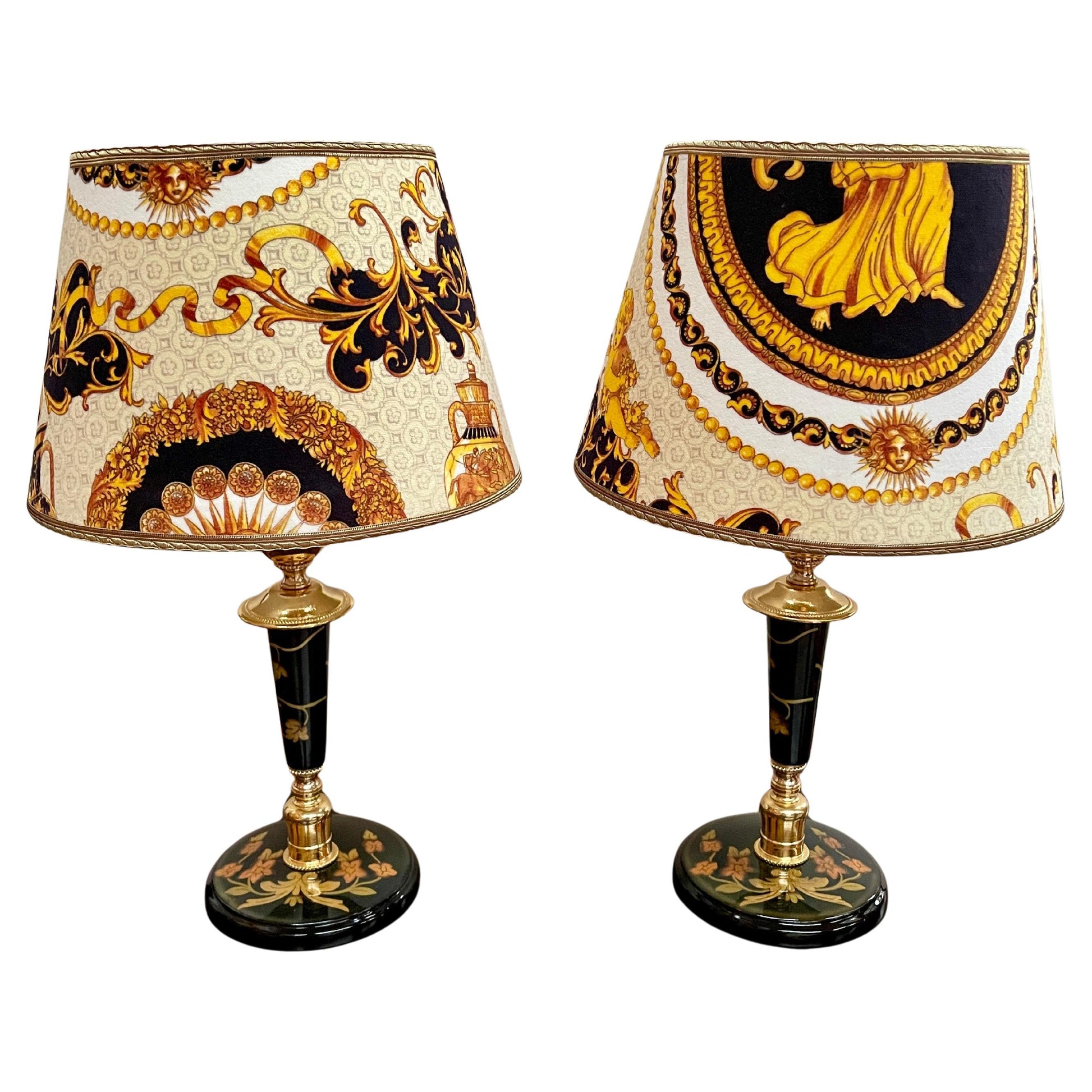 Lampade da comodino italiane in legno e tessuto Versailles, XX secolo.