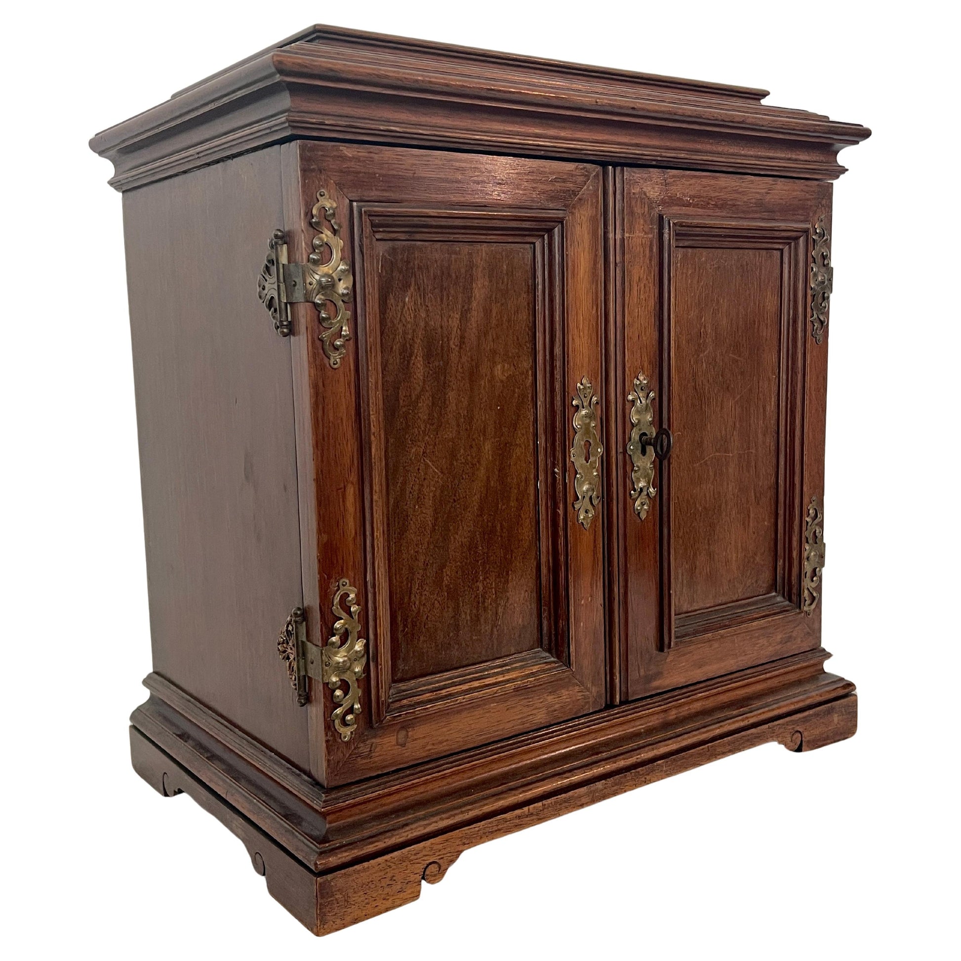 Antica cassettiera eclettica italiana in legno a parete, XX secolo