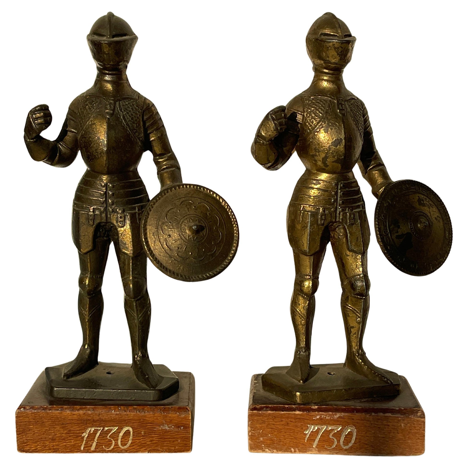 Coppia di Statuette in ottone e metallo con base in legno raffiguranti Cavalieri