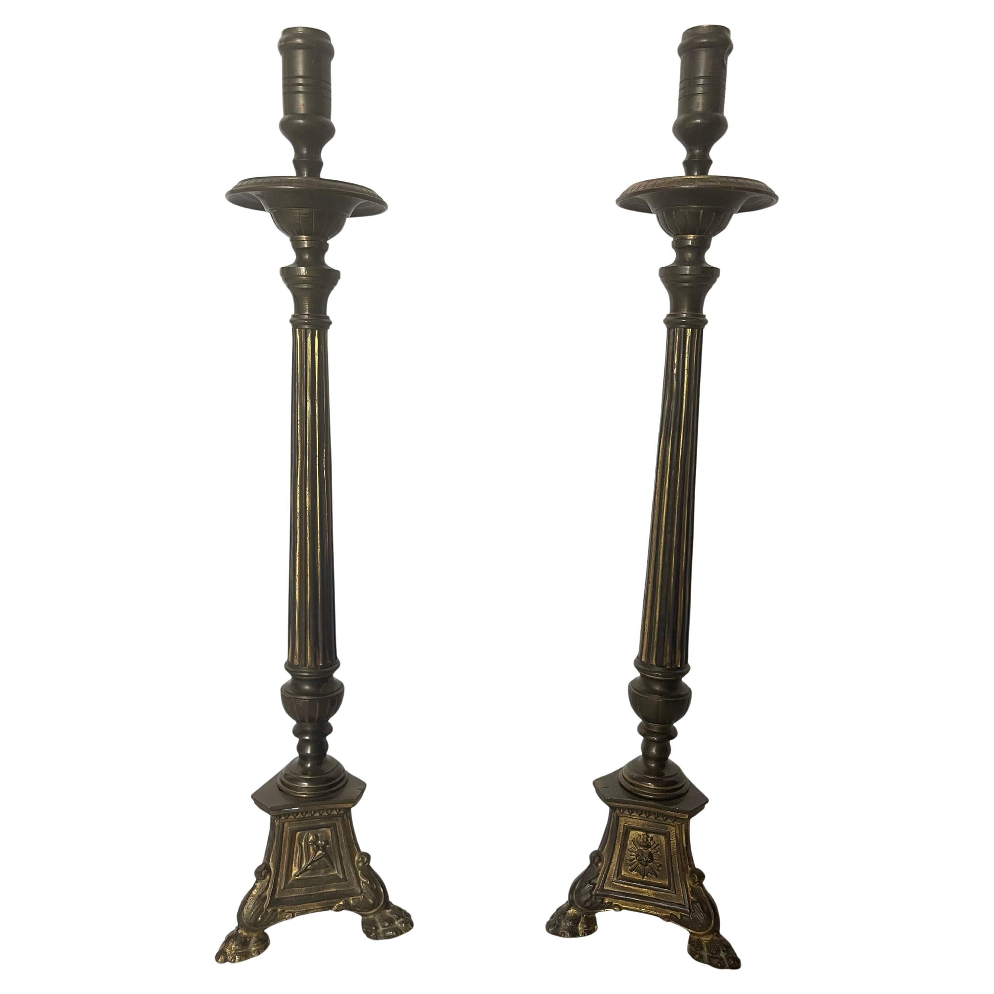 Coppia di candelieri italiani in ottone stile d'altare anni '70