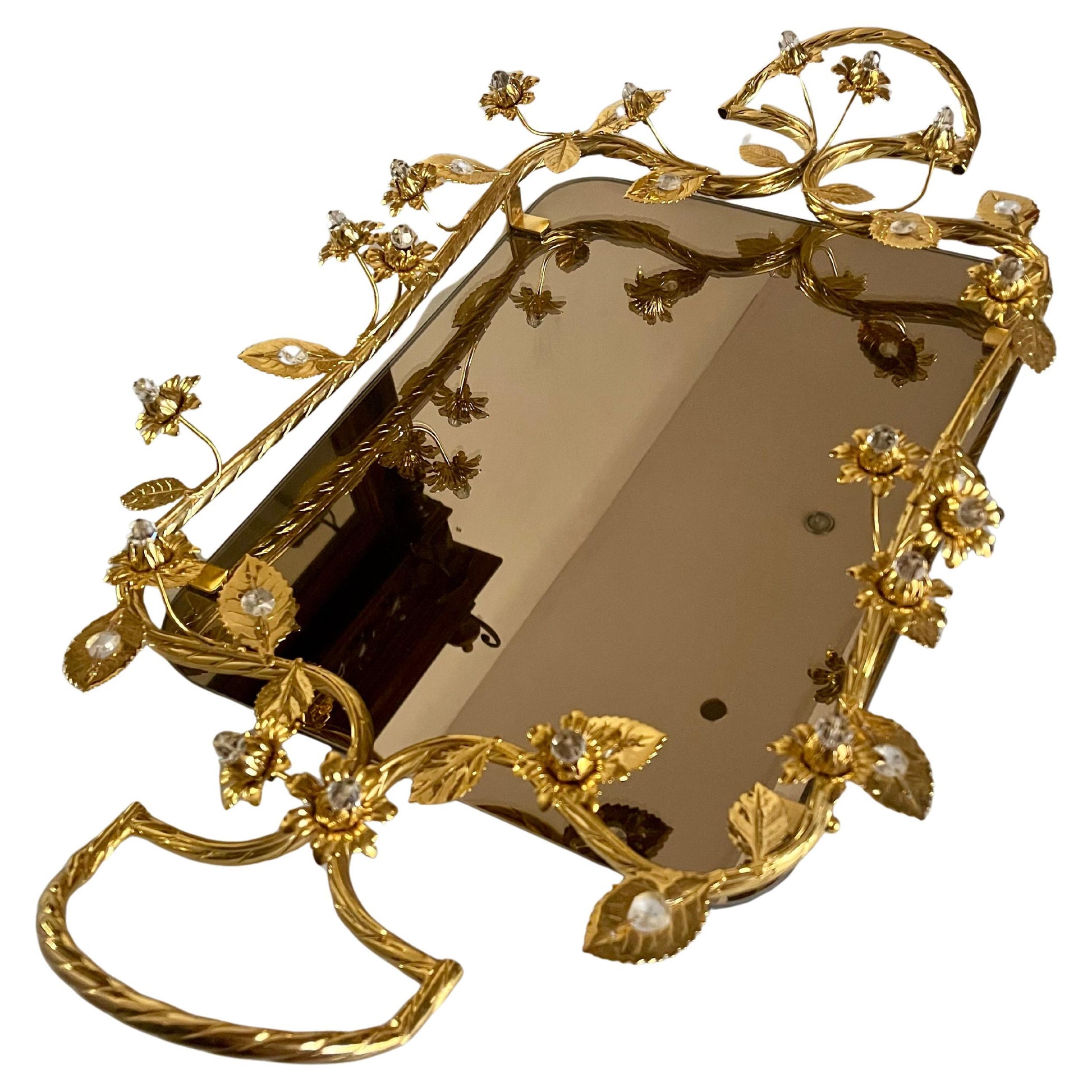 Vassoio di lusso in metallo dorato con finiture floreali e base a specchio