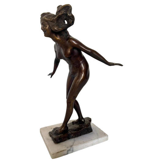 Scultura in bronzo patinato raffigurante figura femminile nuda su base in marmo