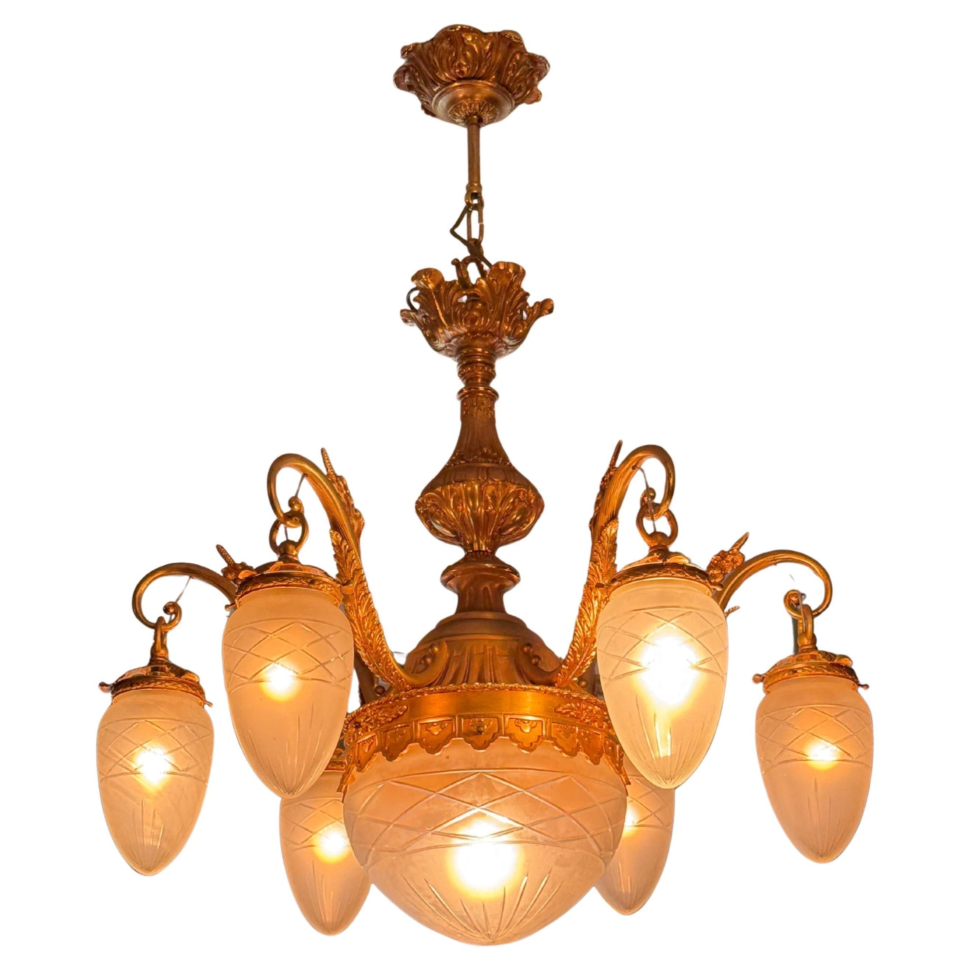 Splendido lampadario classico italiano con finiture dorate e vetro satinato