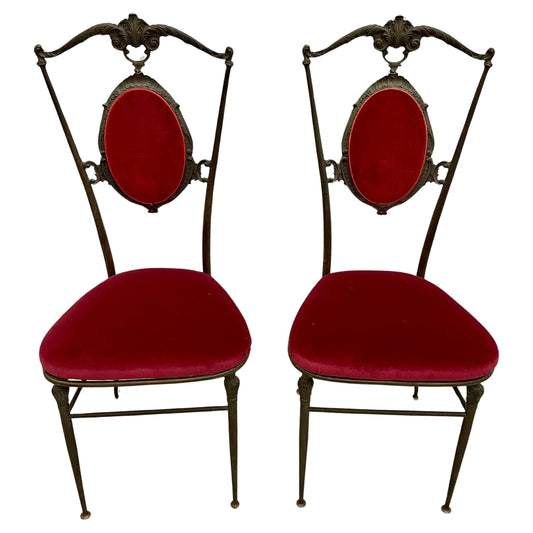 Bellissima coppia di sedie stile neoclassico in ottone e velluto rosso anni '20