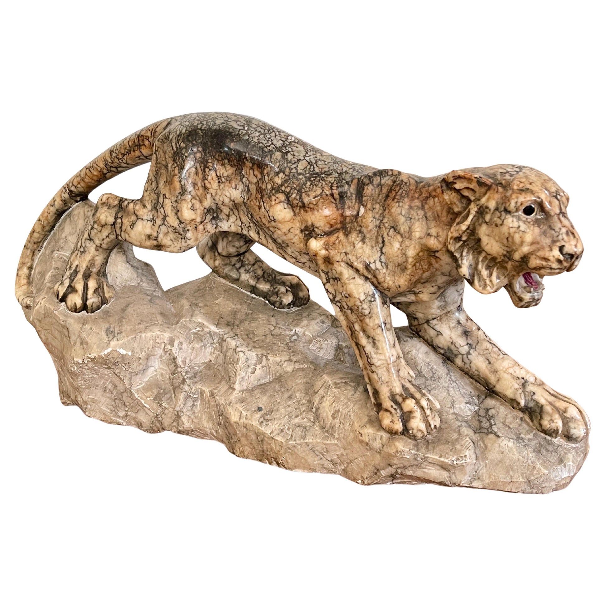 Scultura in marmo di pantera in posizione d'attacco su roccia, XX secolo