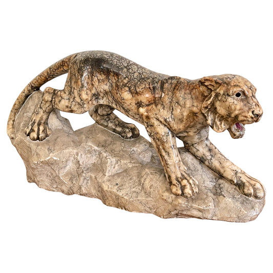 Scultura in marmo di pantera in posizione d'attacco su roccia, XX secolo
