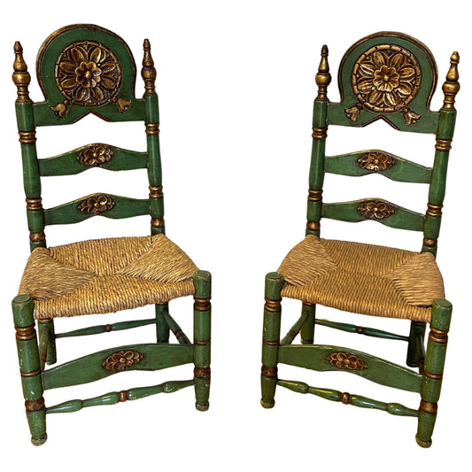 Coppia di Sedie in Stile Neoclassico Verde e Oro con Seduta in Paglia, anni '40