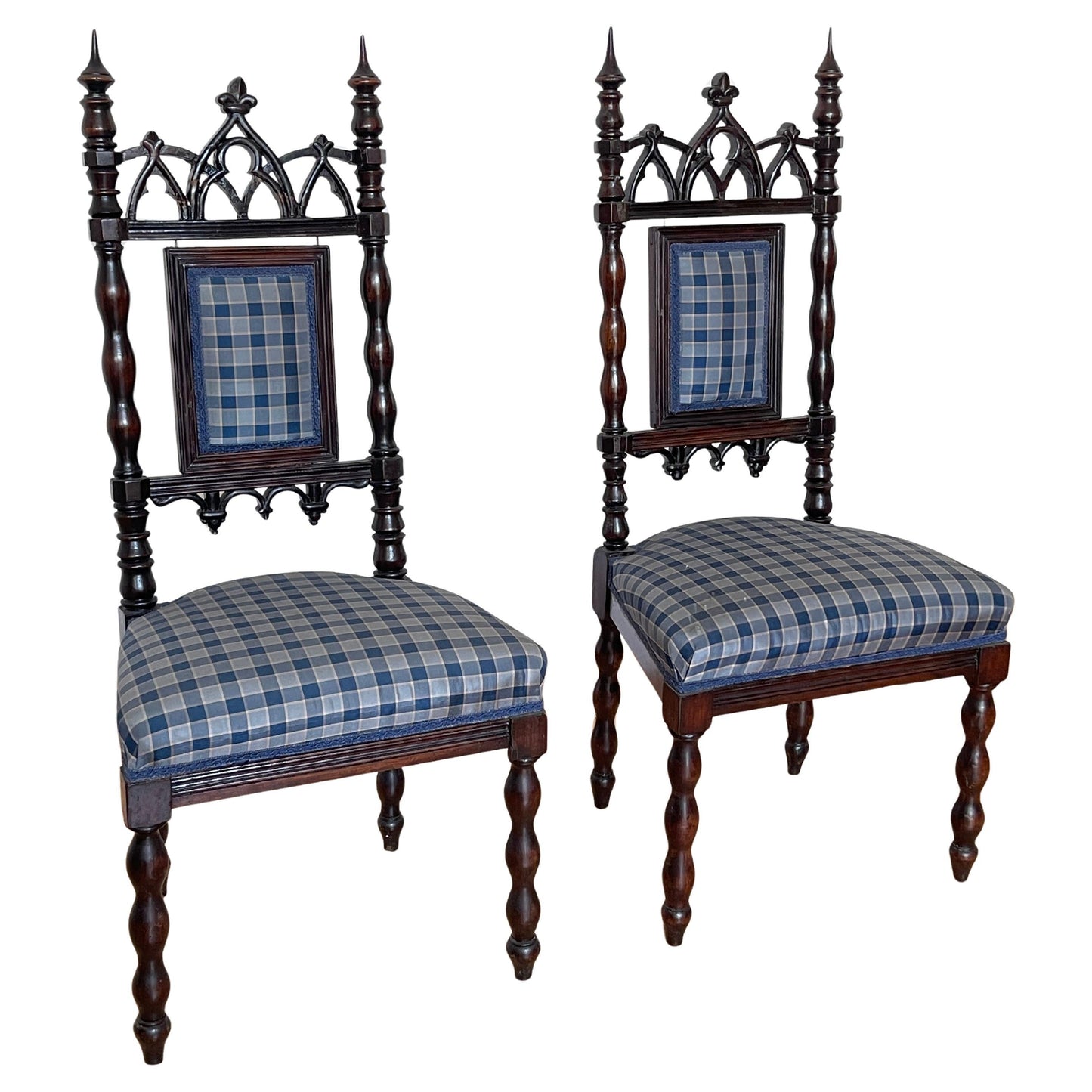 Coppia di Piccole Sedie classica in Legno Intagliato con Rivestimento a Quadri