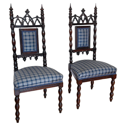 Coppia di Piccole Sedie classica in Legno Intagliato con Rivestimento a Quadri