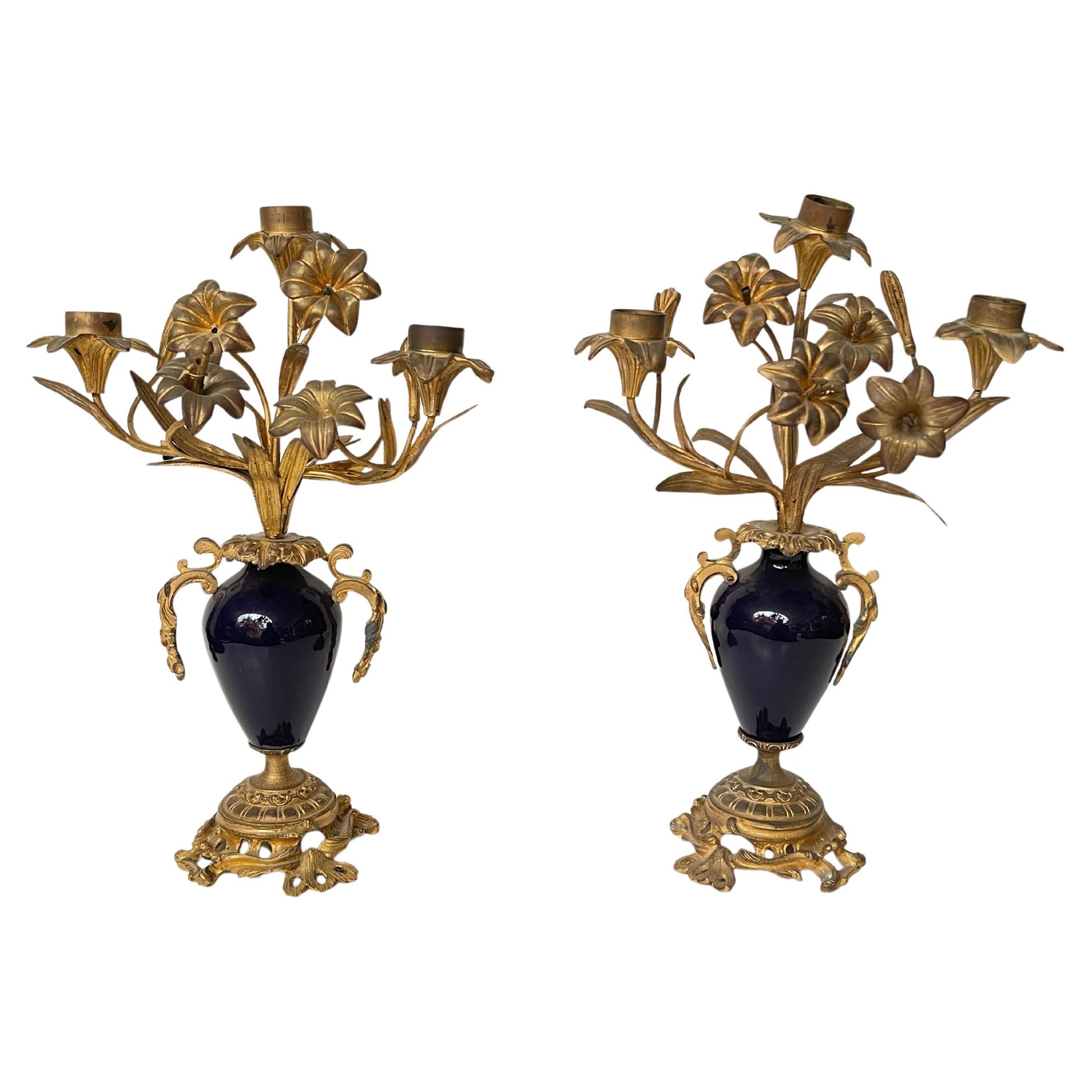 Coppia di Candelabri in Bronzo Dorato e Porcellana Blu Cobalto – Stile Luigi XV