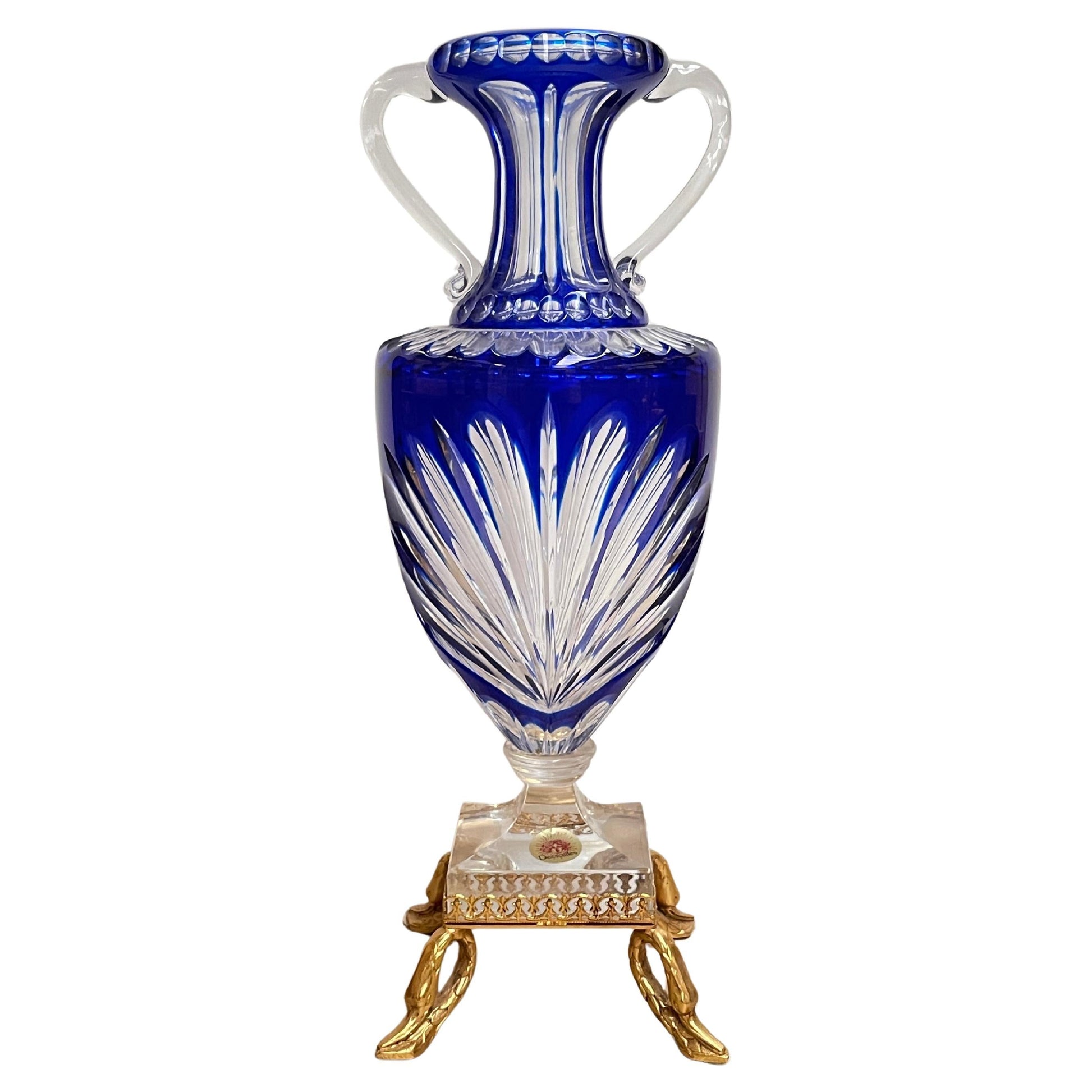 Anfora in cristallo blu e oro stile Versailles – Eleganza francese d’epoca.