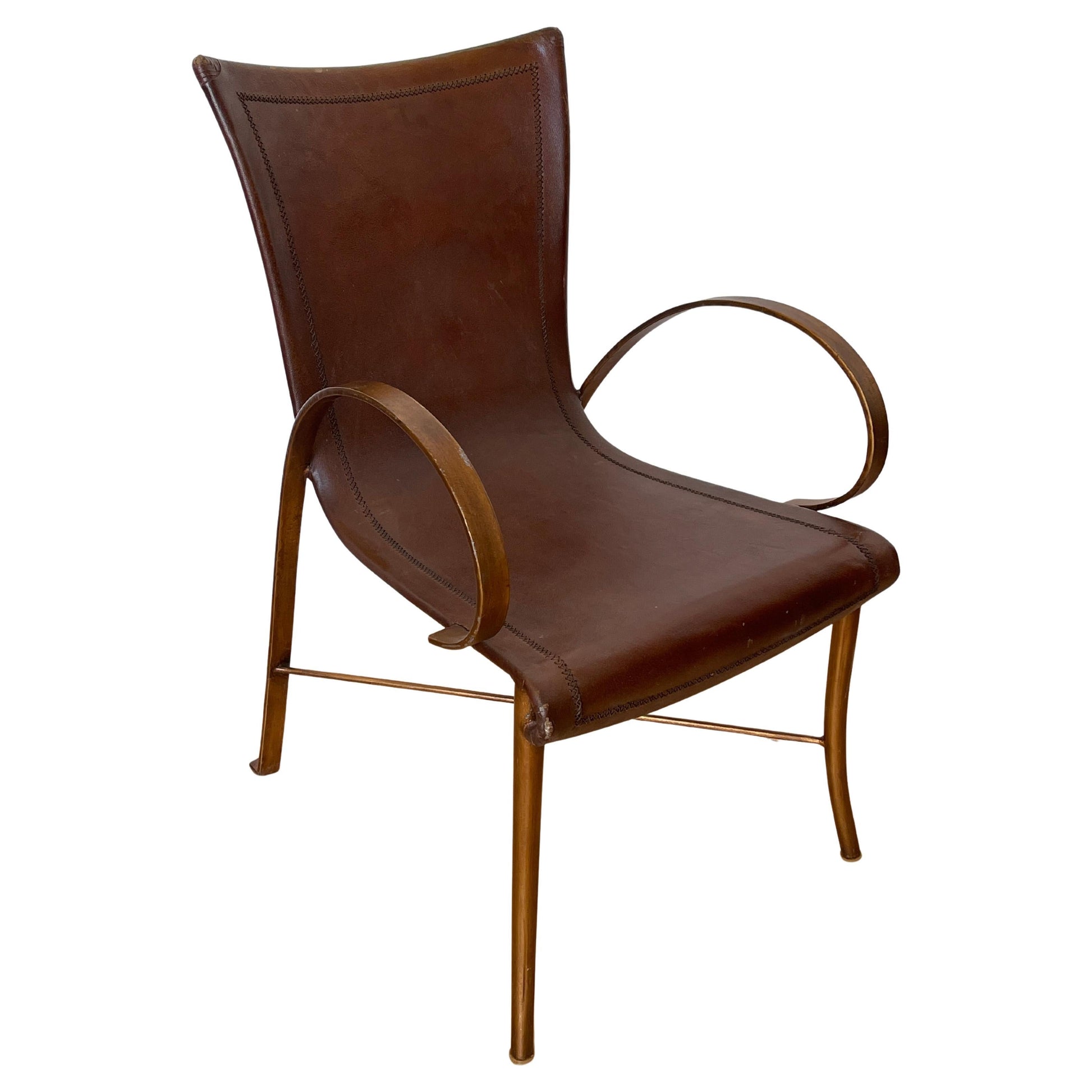 Sedia vintage in pelle e ferro battuto: elegante design artigianale italiano.