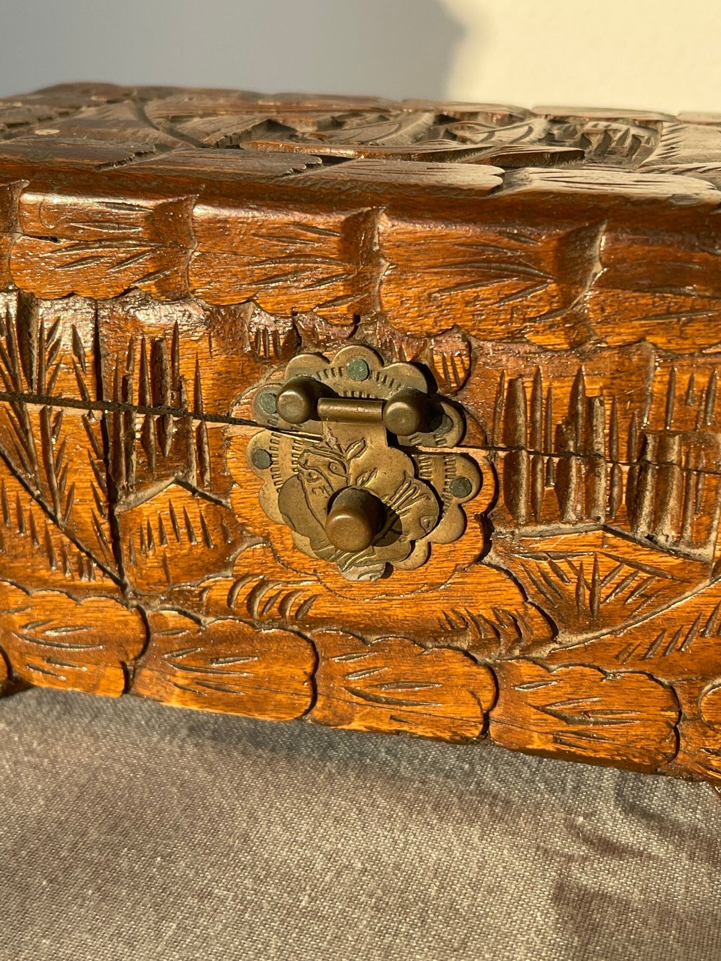 Scatola Portagioie in Legno Intagliato – Motivo Orientale