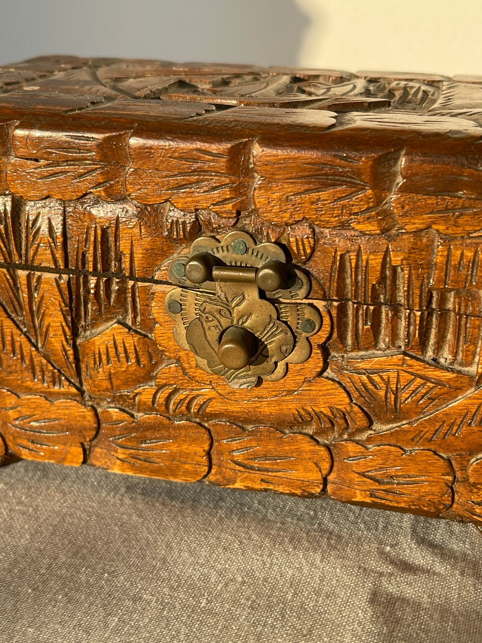 Scatola Portagioie in Legno Intagliato – Motivo Orientale