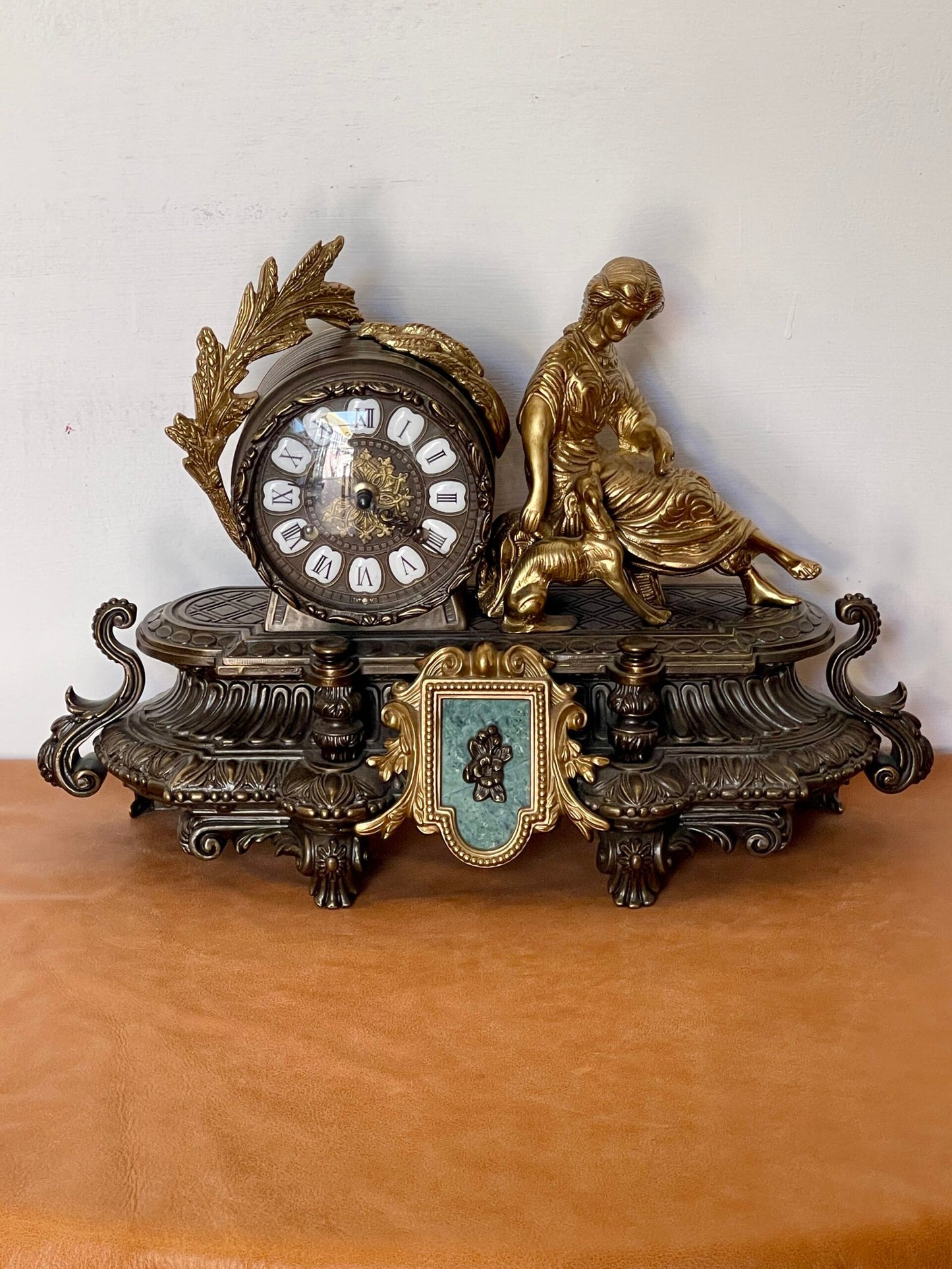 "L'orologio d'Epoca con Statua Femminile in Bronzo Dorato"