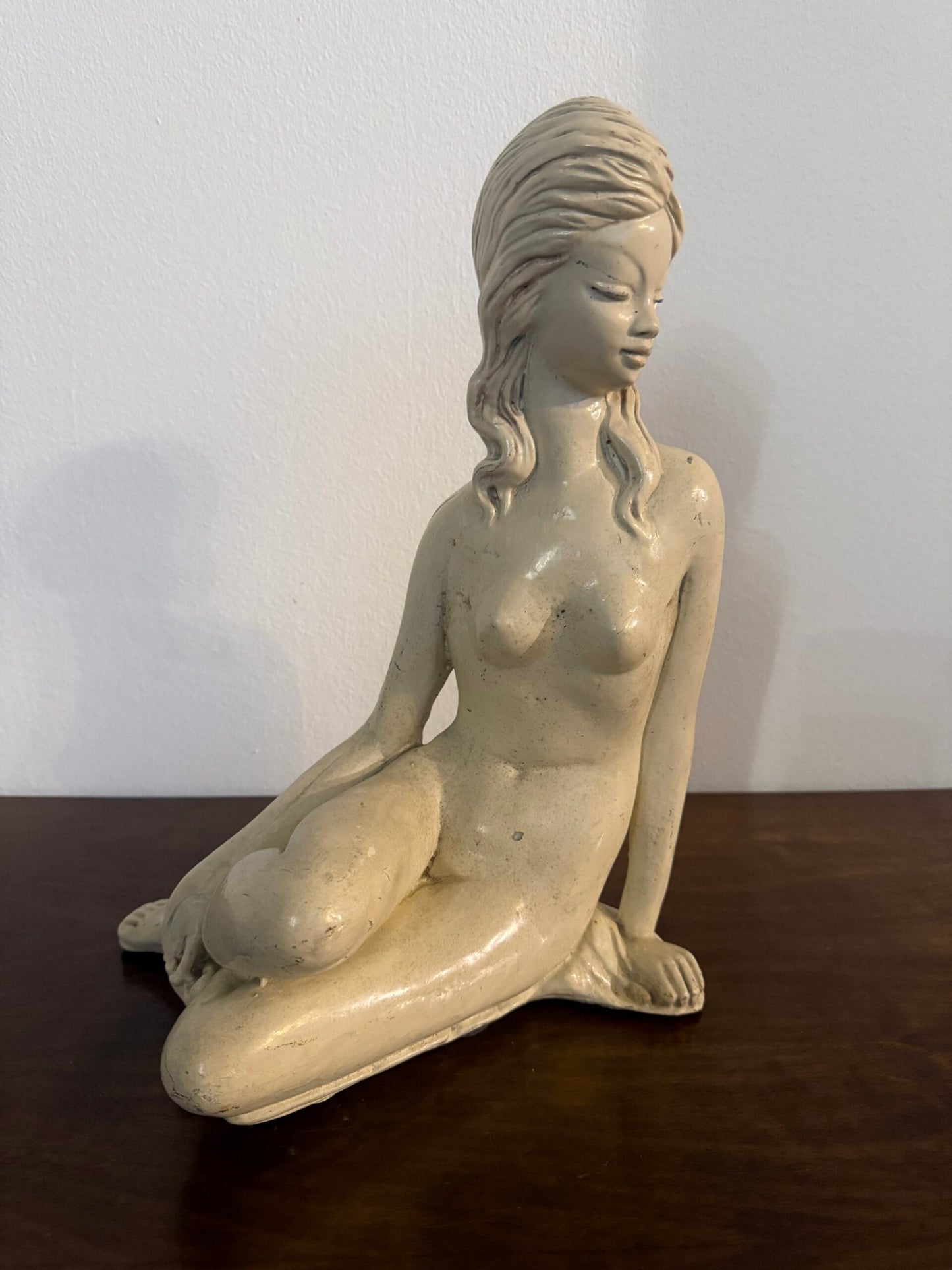 Scultura in Ceramica di Donna Stilizzata – Eleganza e Raffinatezza