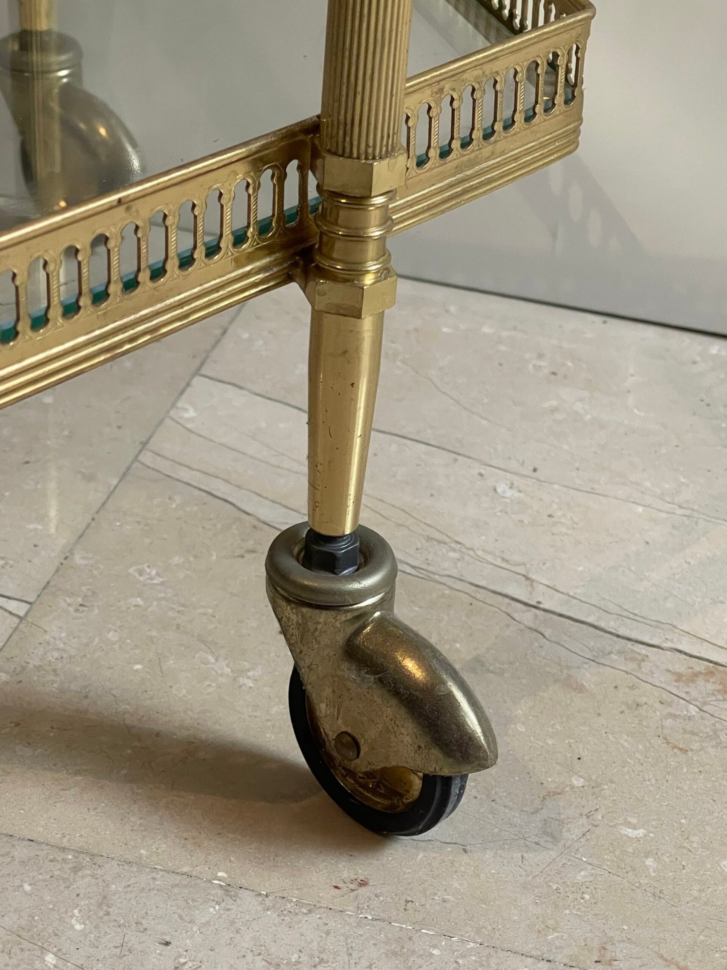 Carrello bar in stile vintage, con struttura in vetro e ottone dorato, con finitura lucida anni '80.