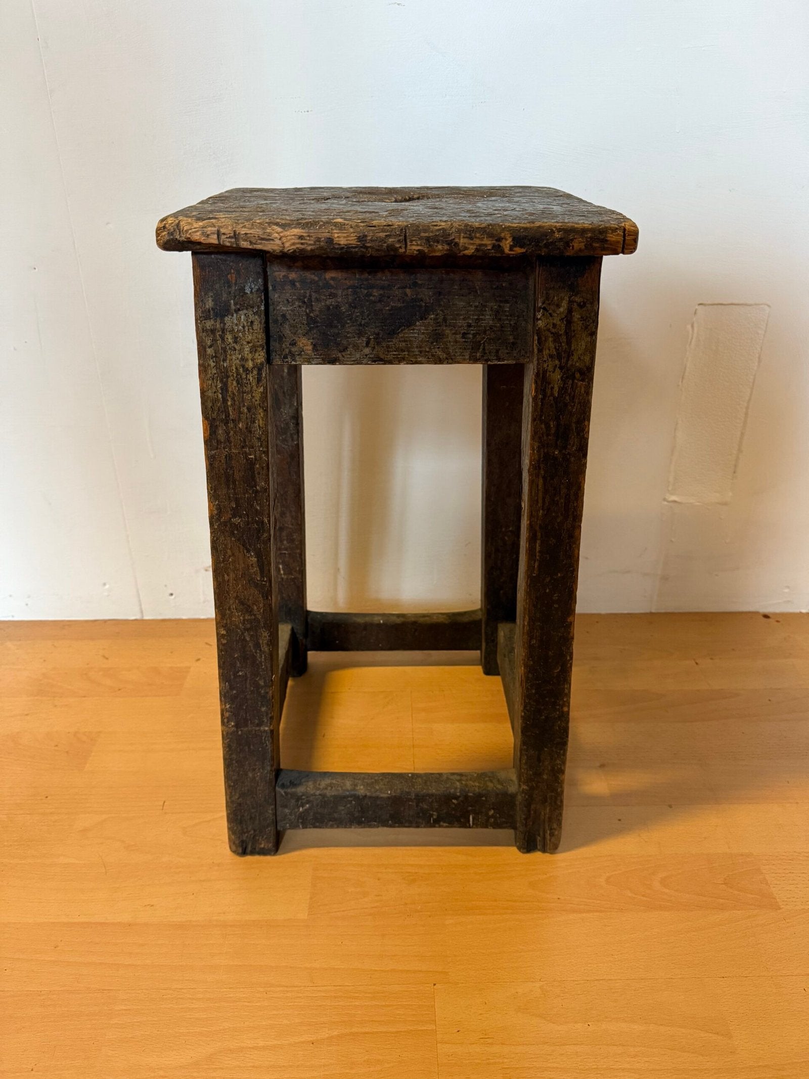 Sgabello Contadino Primitivo in Legno Massiccio Patinato