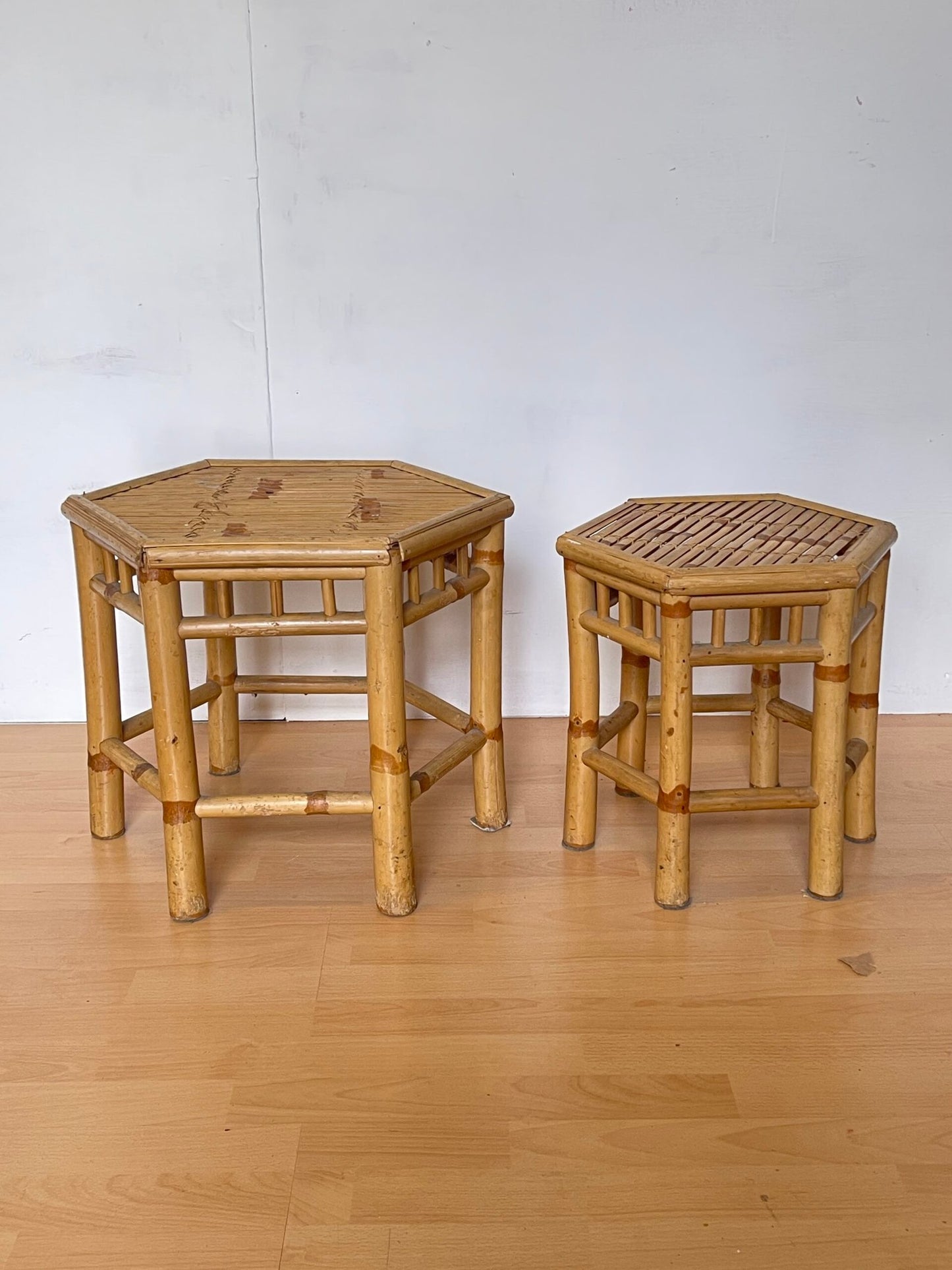 Set di Tavolini in Bamboo Esotico – Eleganza Naturale