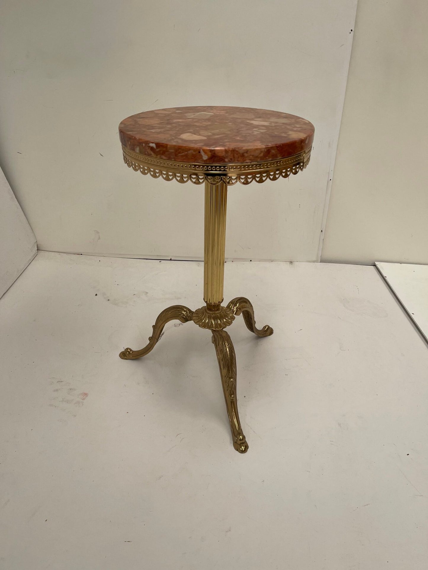 Tavolino rotondo con piano in marmo e base in ottone