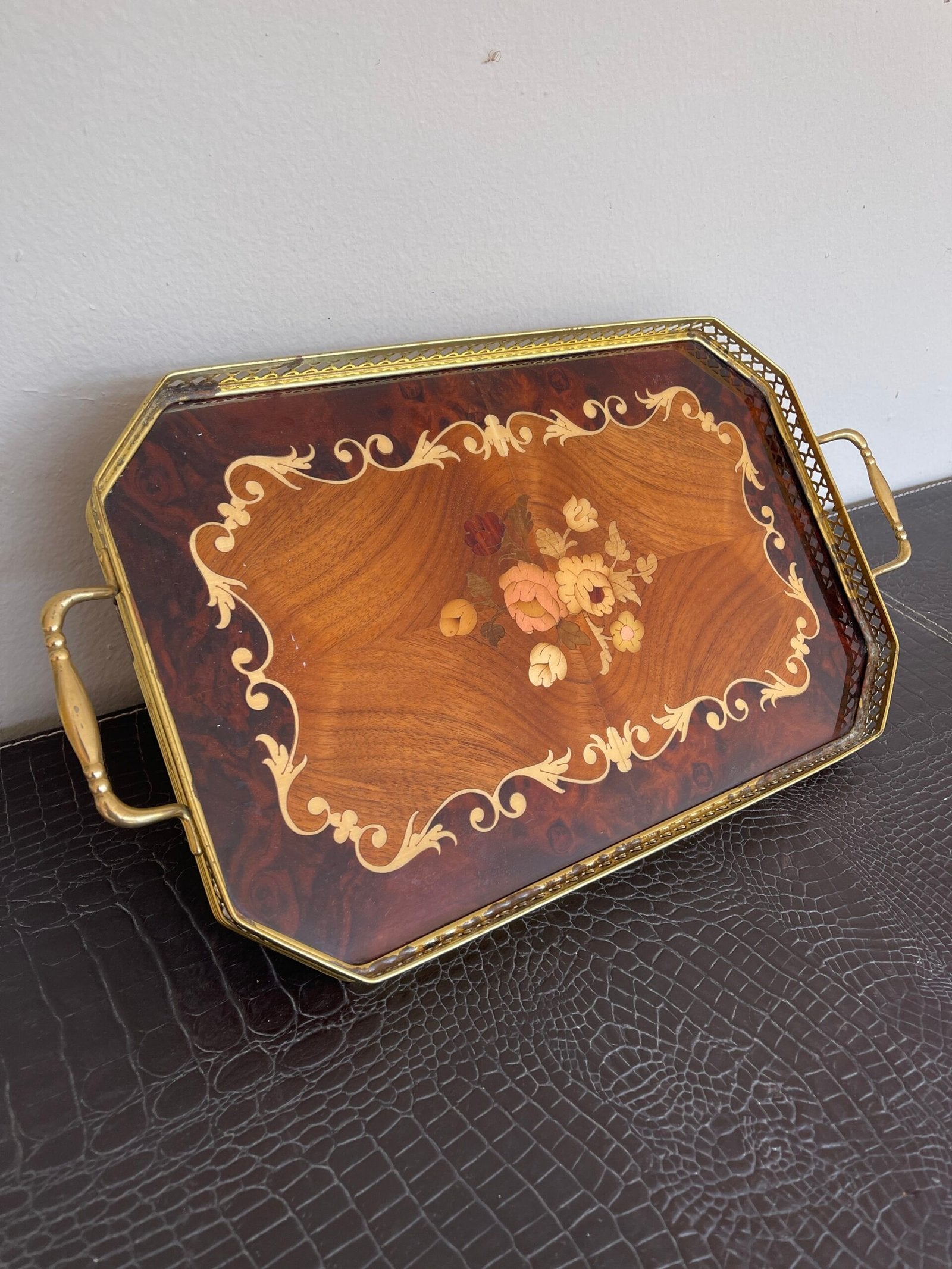 Vassoio vintage in legno intarsiato con manici in ottone – Eleganza senza tempo