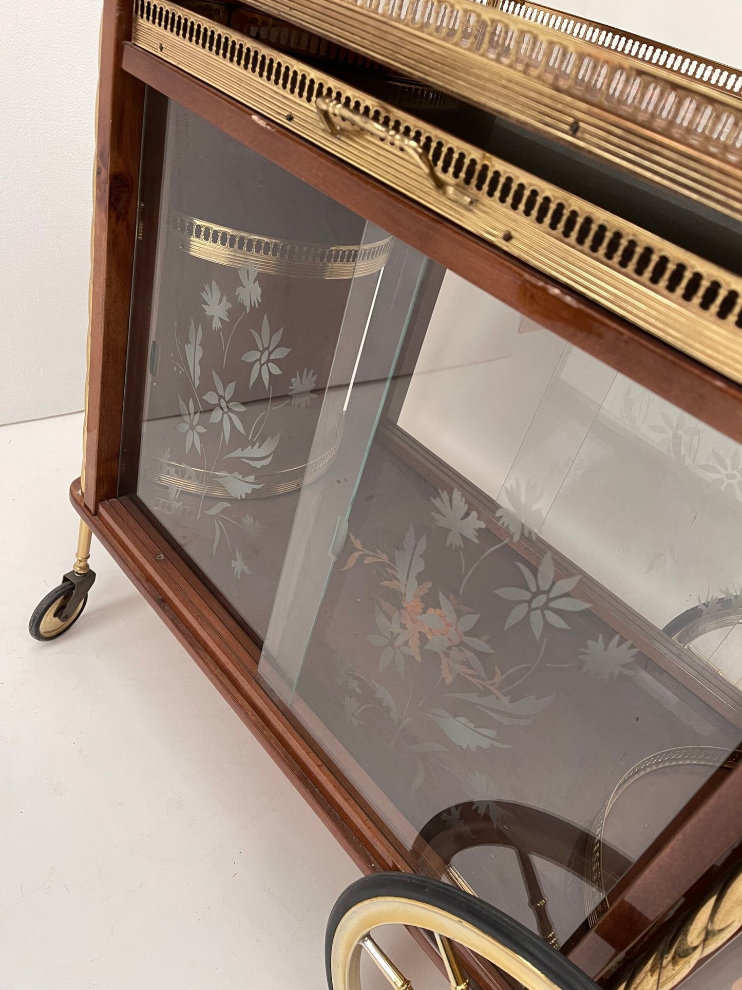 Carrello Bar d'Epoca con struttura in legno pregiato e intarsi floreale.