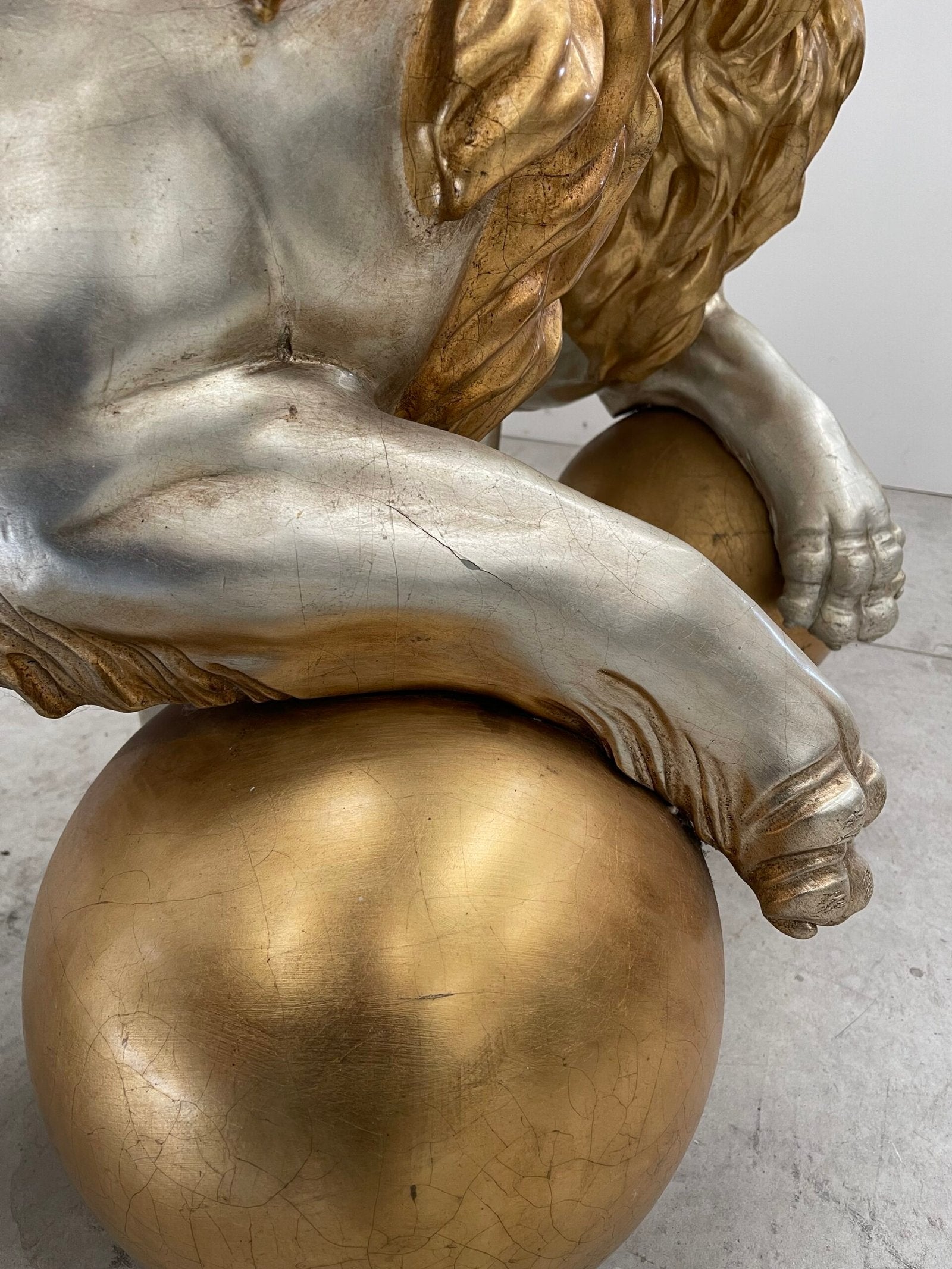 Coppia di Leoni Imperiali Dorati in posa regale