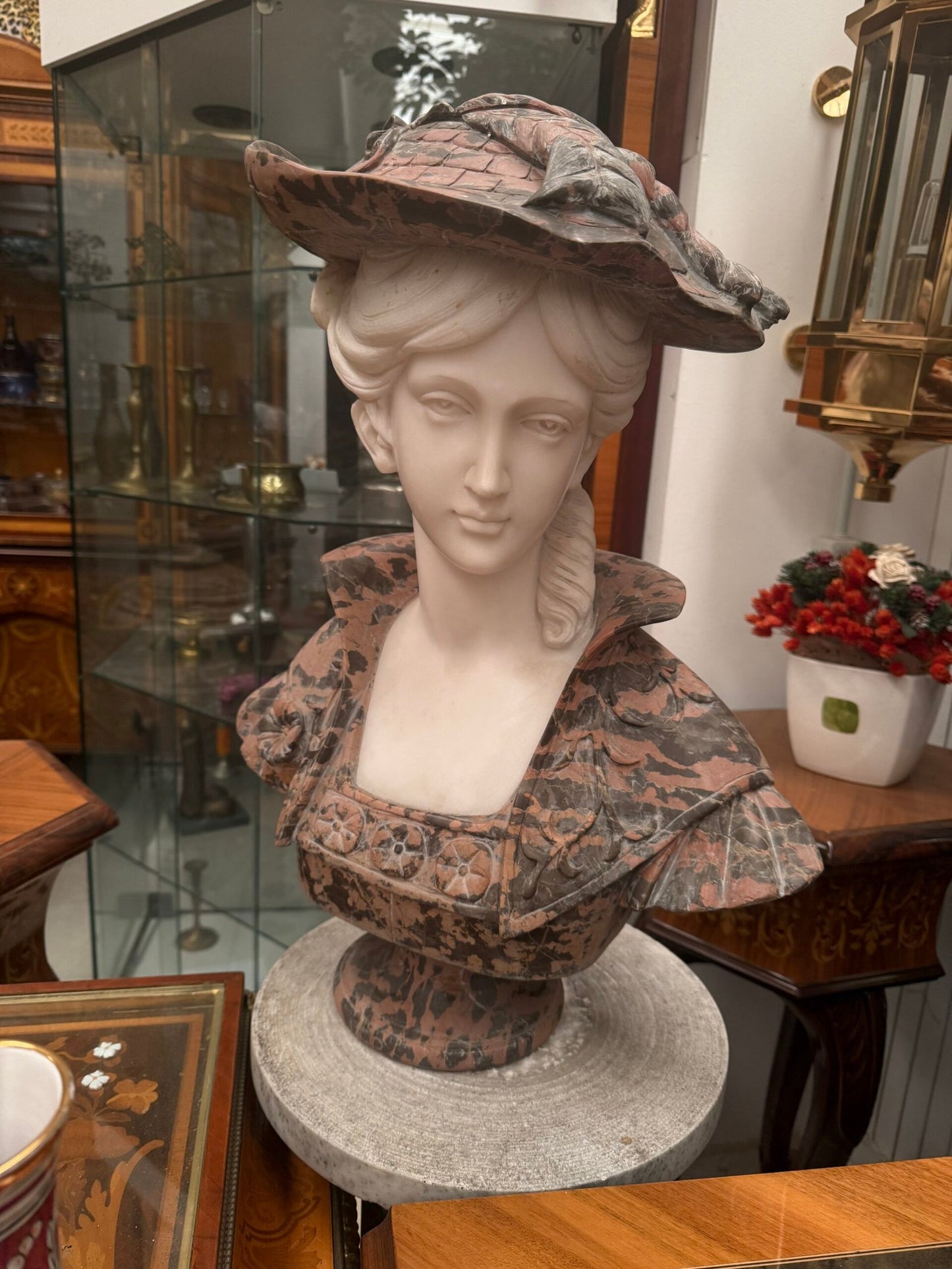 Busto Policromo in Marmo – Donna con Cappello Decorato