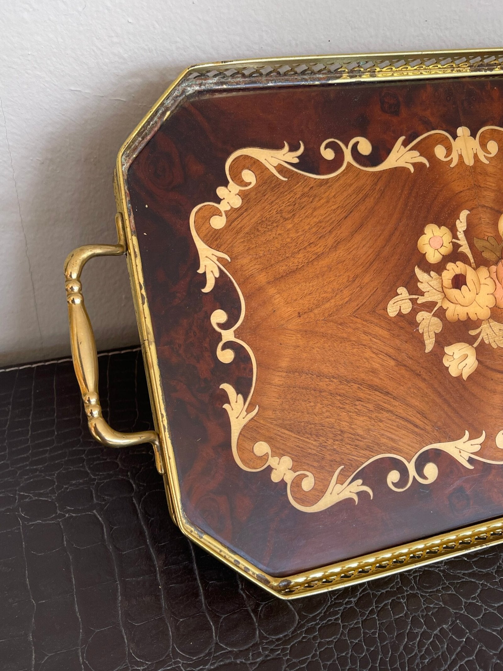 Vassoio vintage in legno intarsiato con manici in ottone – Eleganza senza tempo