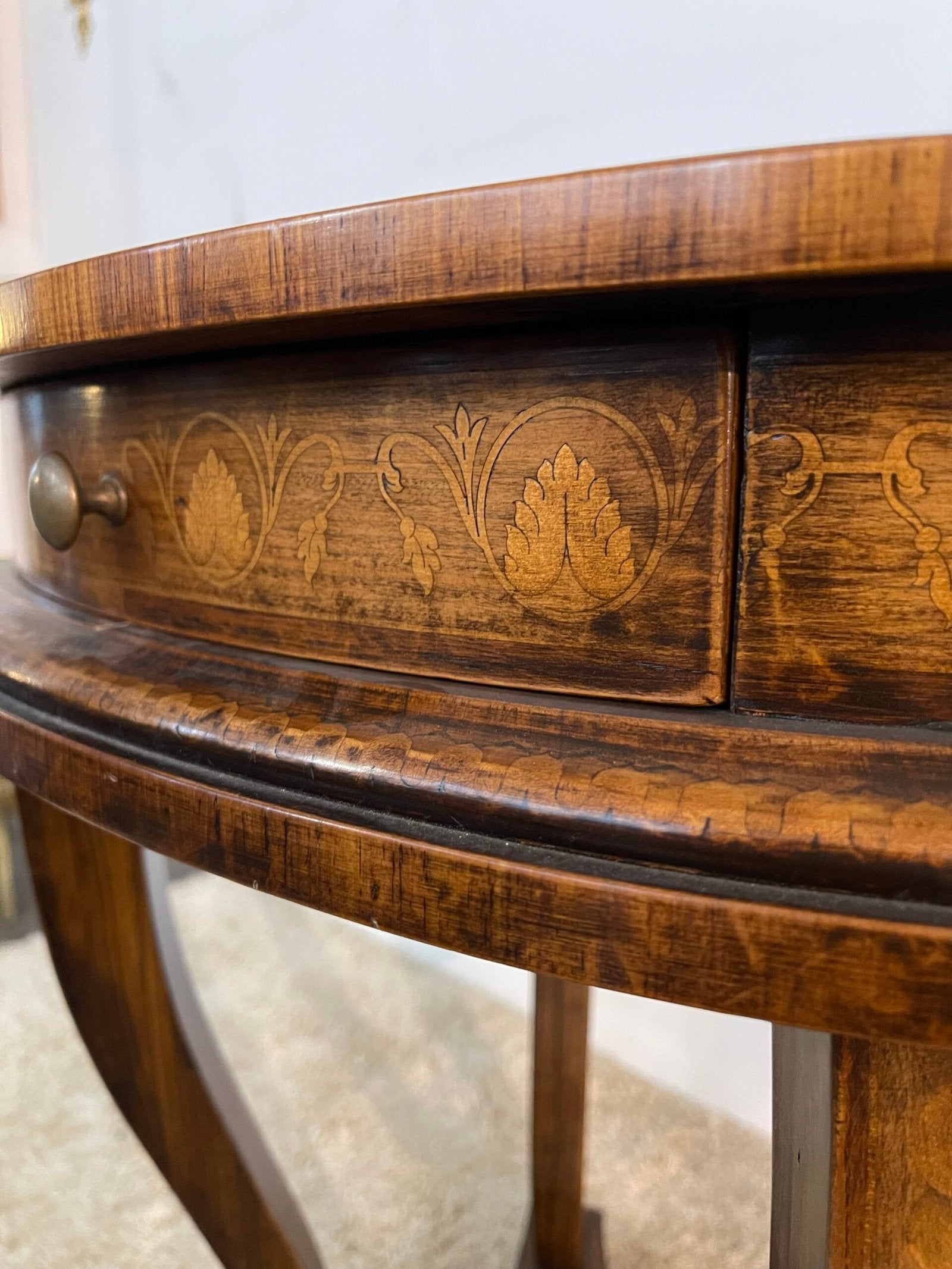 Tavolino Ovale con Intarsi – Stile Neoclassico, Epoca Fine '800 / Inizi '900