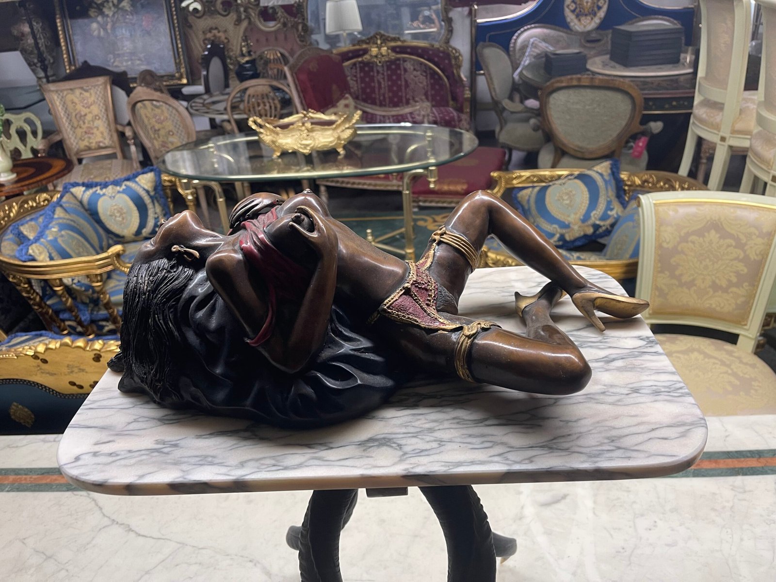 Scultura erotica in bronzo su base in marmo