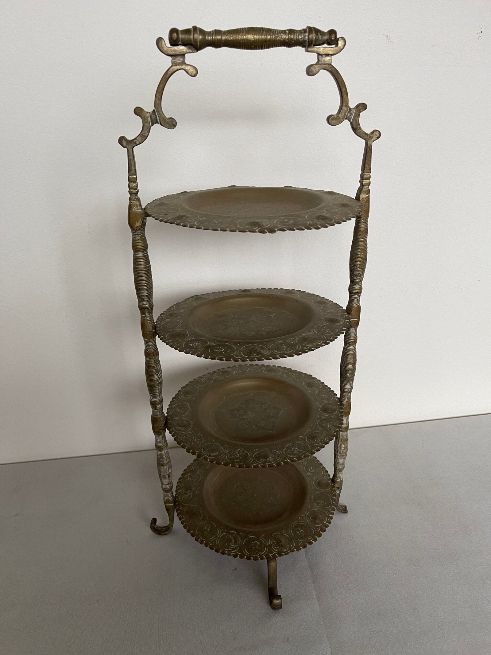 Alzata a 4 Piani in Ottone Cesellato – Vintage / Antico – Porta Dolci o Frutta