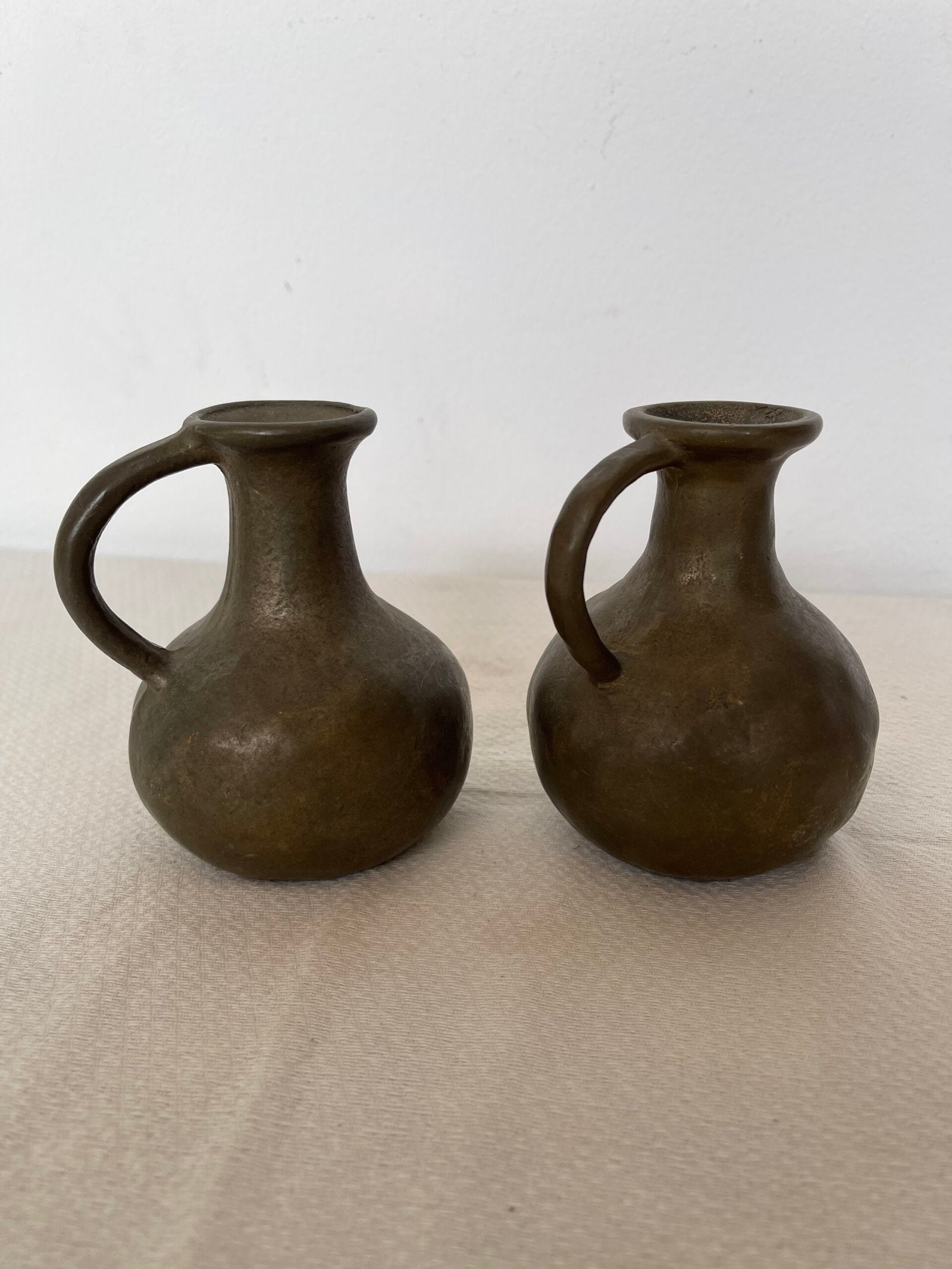 Coppia di Mini Brocche in Bronzo o Ottone – Stile Rustico