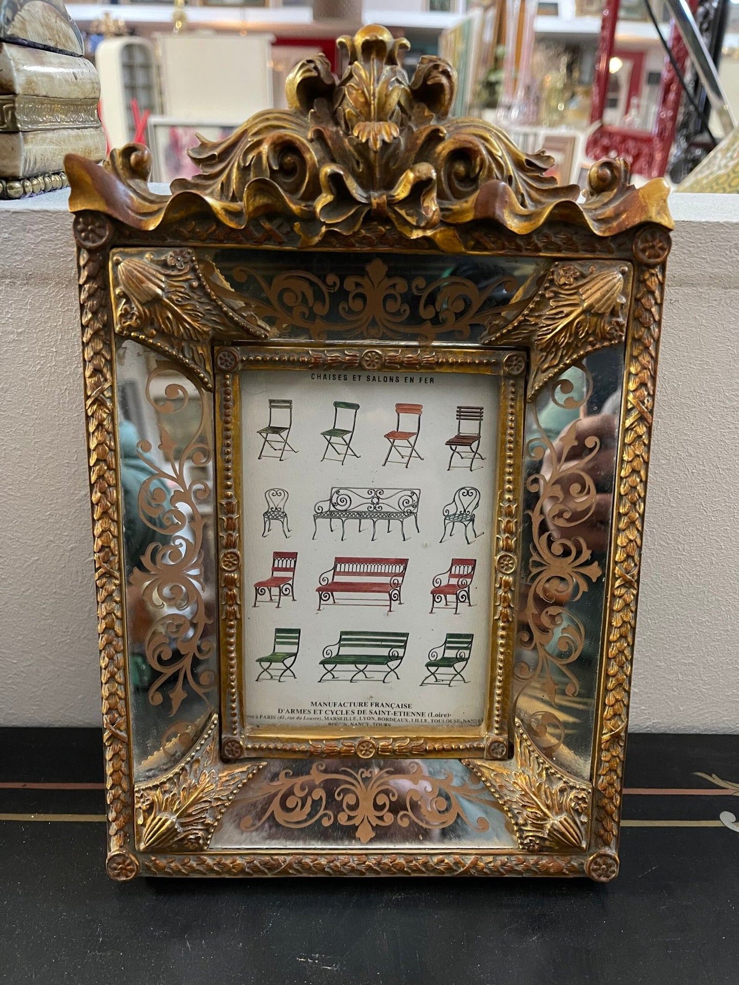 Quadro tridimensionale con decorazioni floreali.