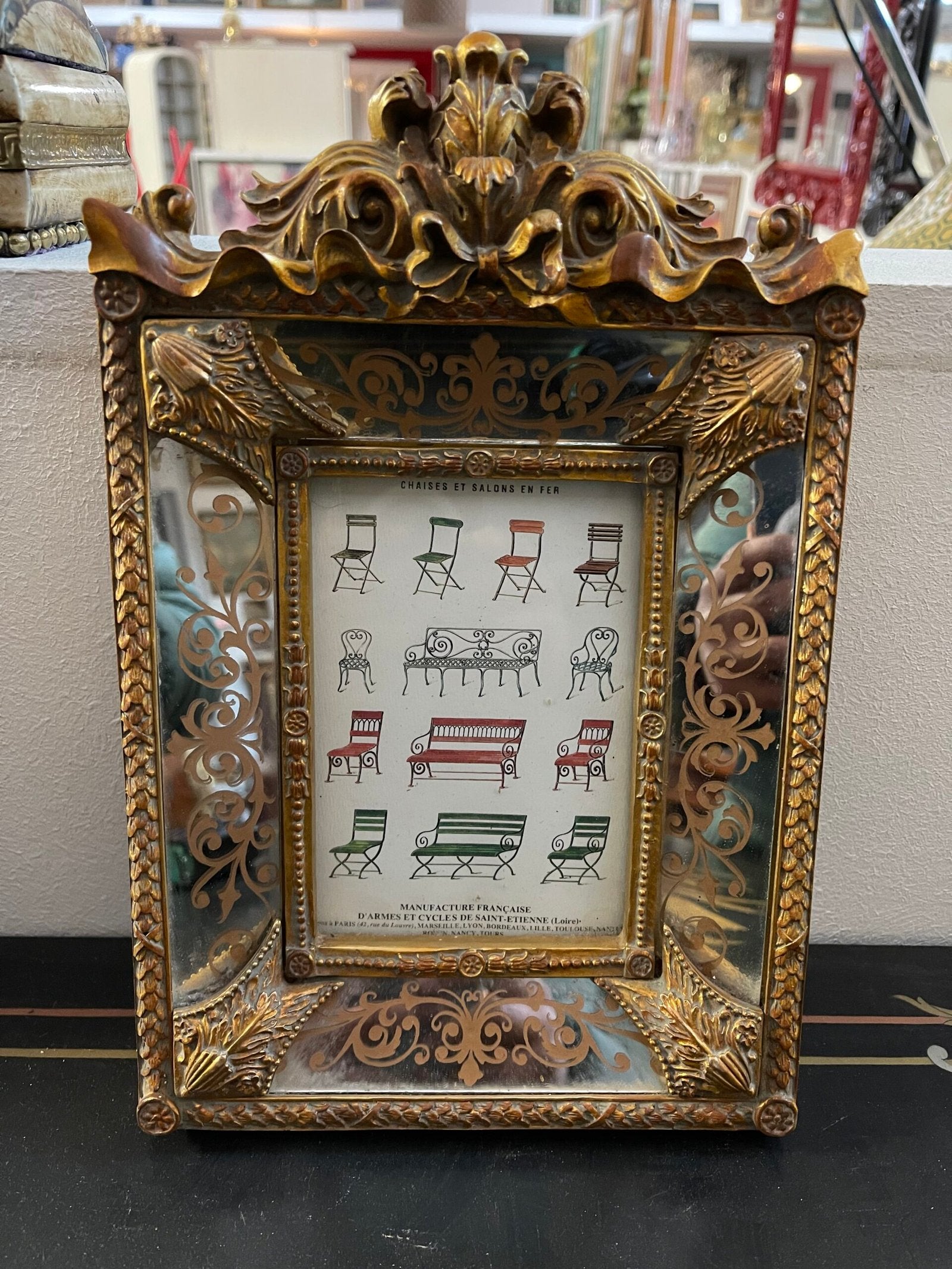 Quadro tridimensionale con decorazioni floreali.