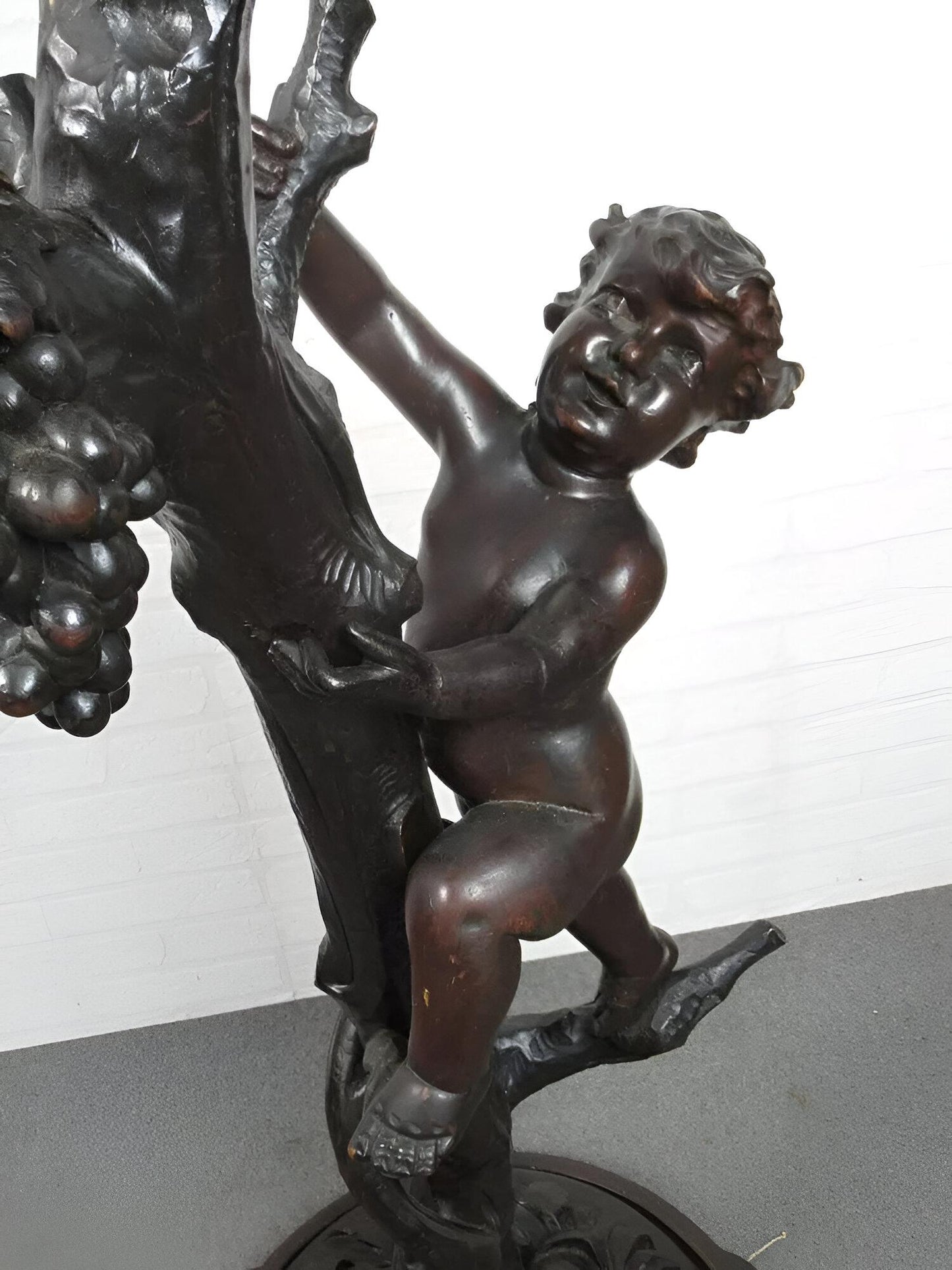 Scultura appendiabiti in legno intagliato con statua albero e due putti 1900