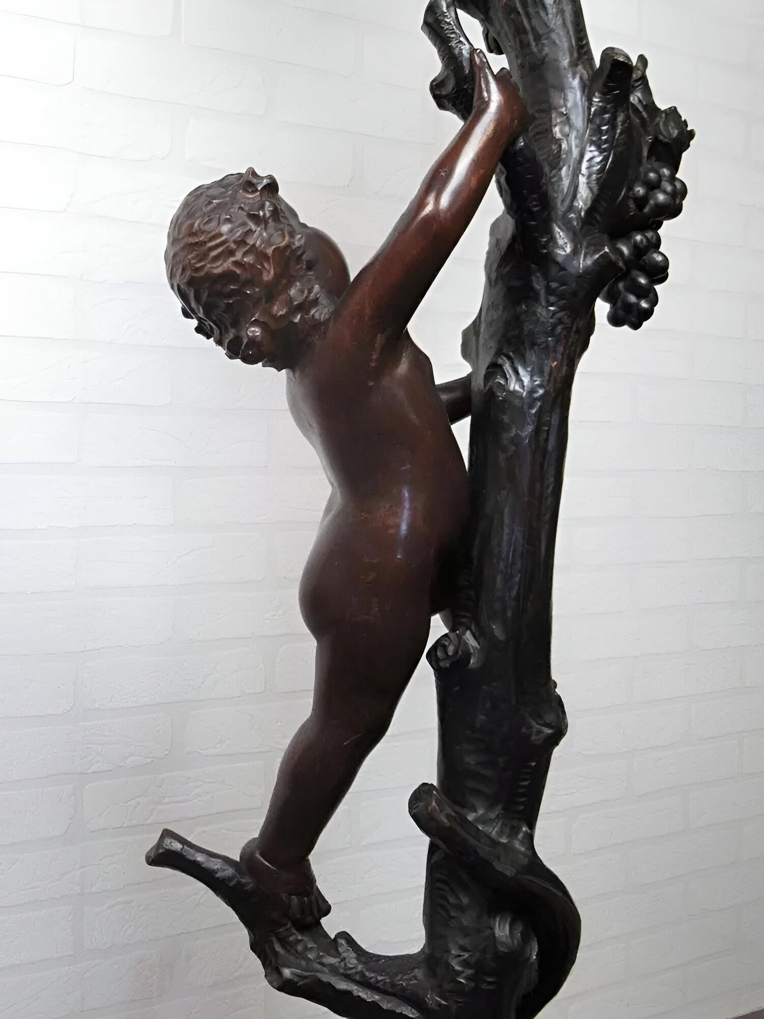 Scultura appendiabiti in legno intagliato con statua albero e due putti 1900